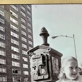Angelo Rizzuto, "Deux filles à côté d'une alarme incendie", Manhattan, 1964