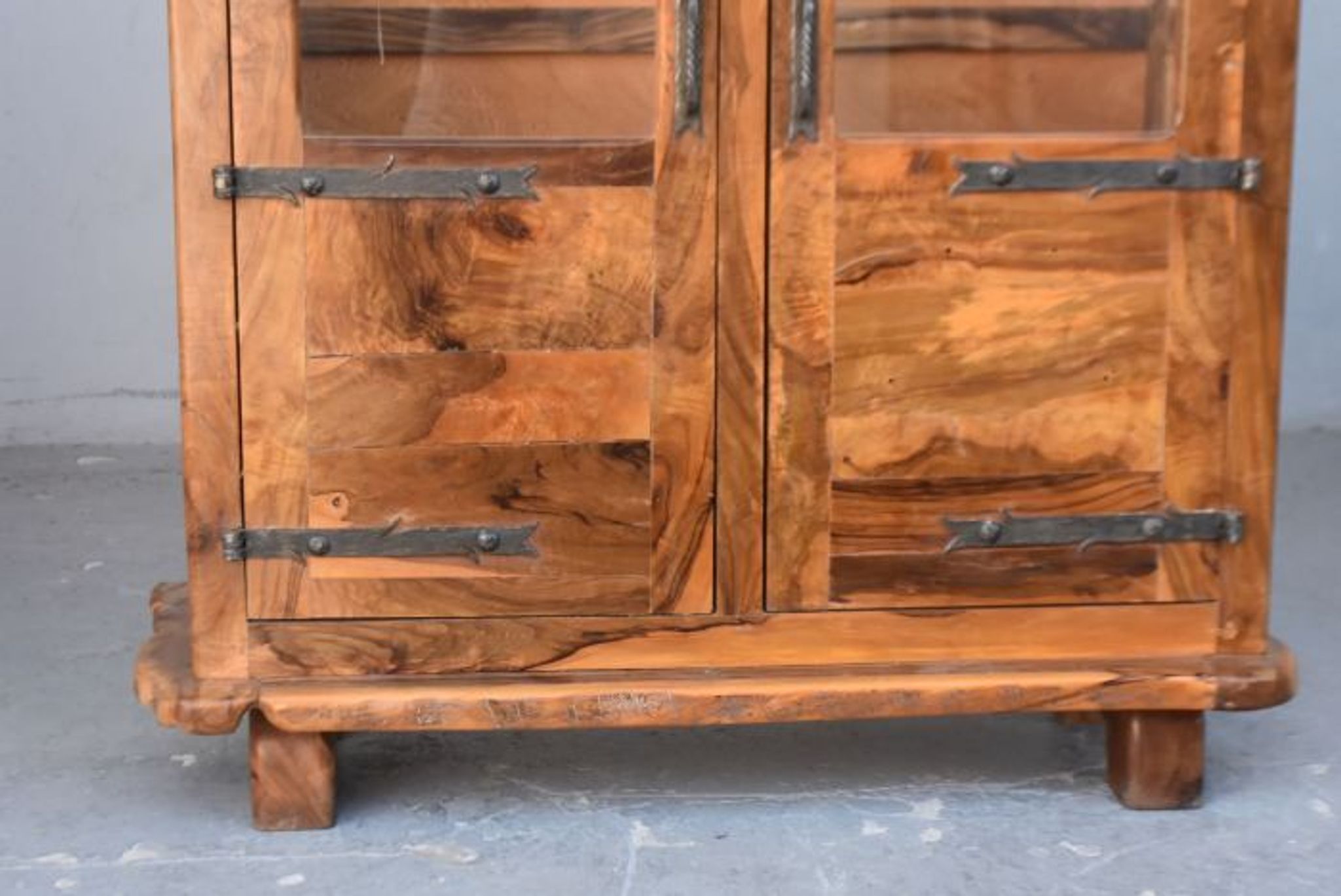 Argentier vitrine brutaliste forme libre en olivier
