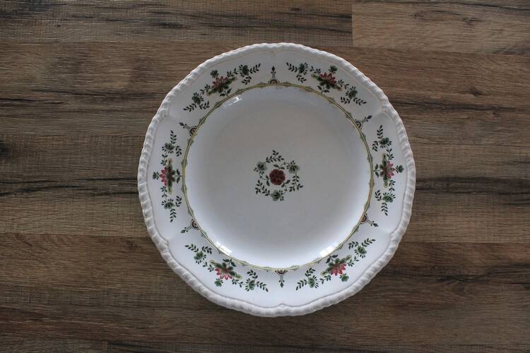 Round plate from the English Manufacture Minton model Venetia.