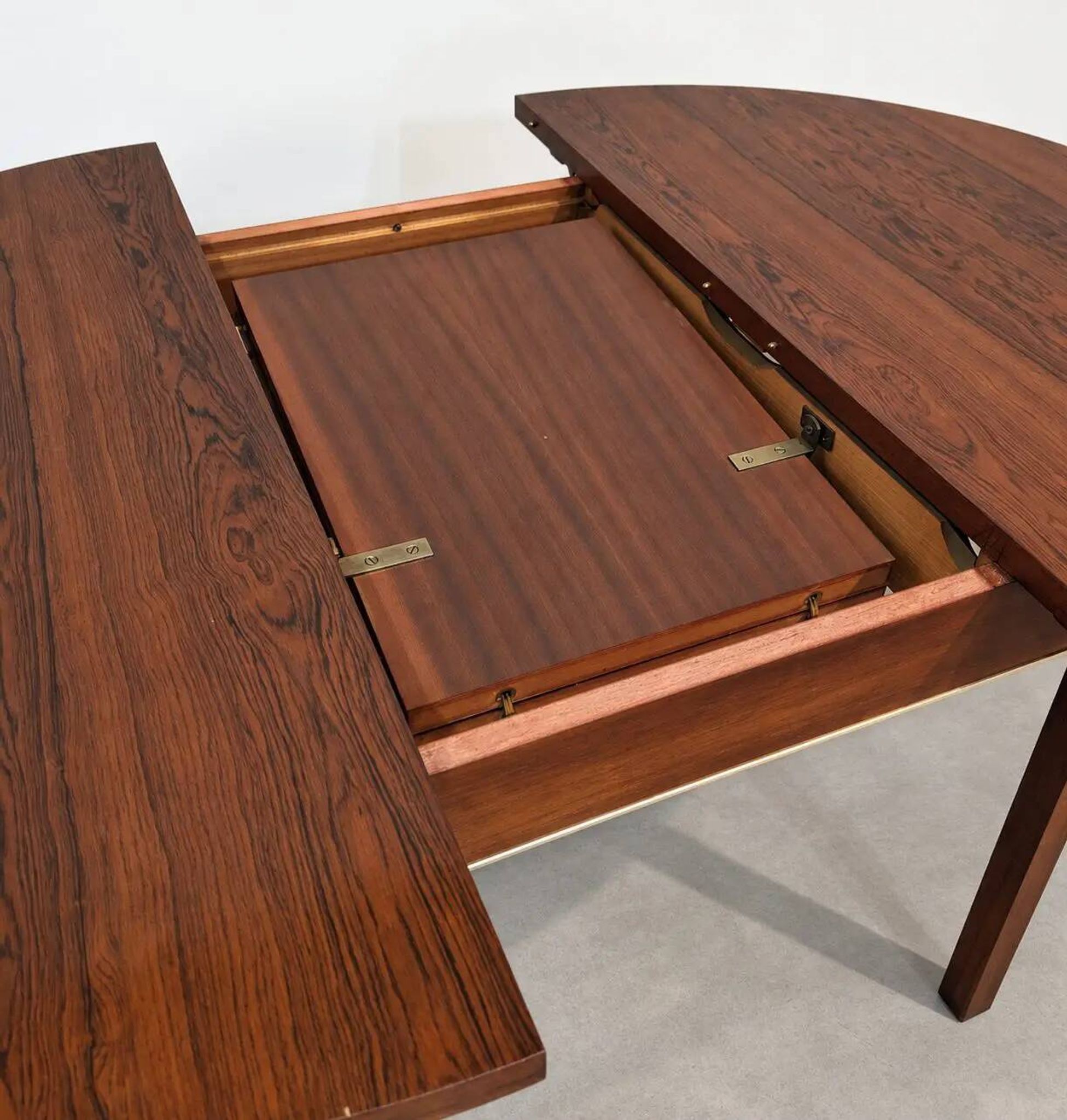 Extendable round rosewood dining table