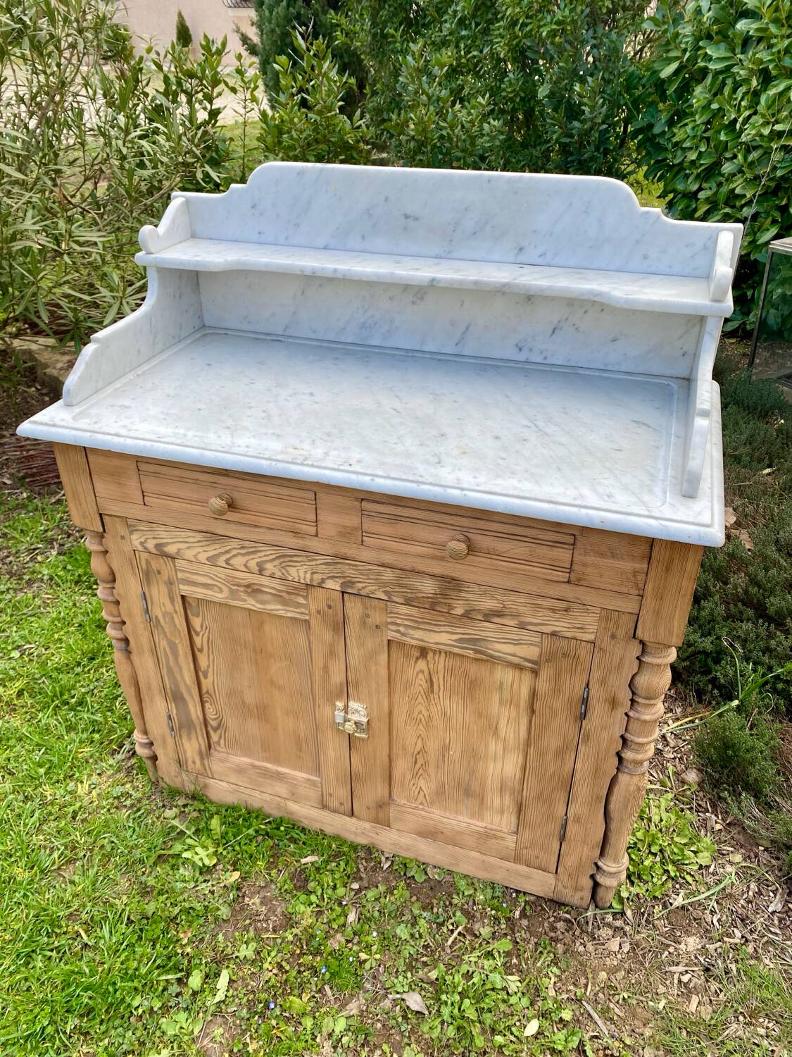 Meuble de toilette en marbre