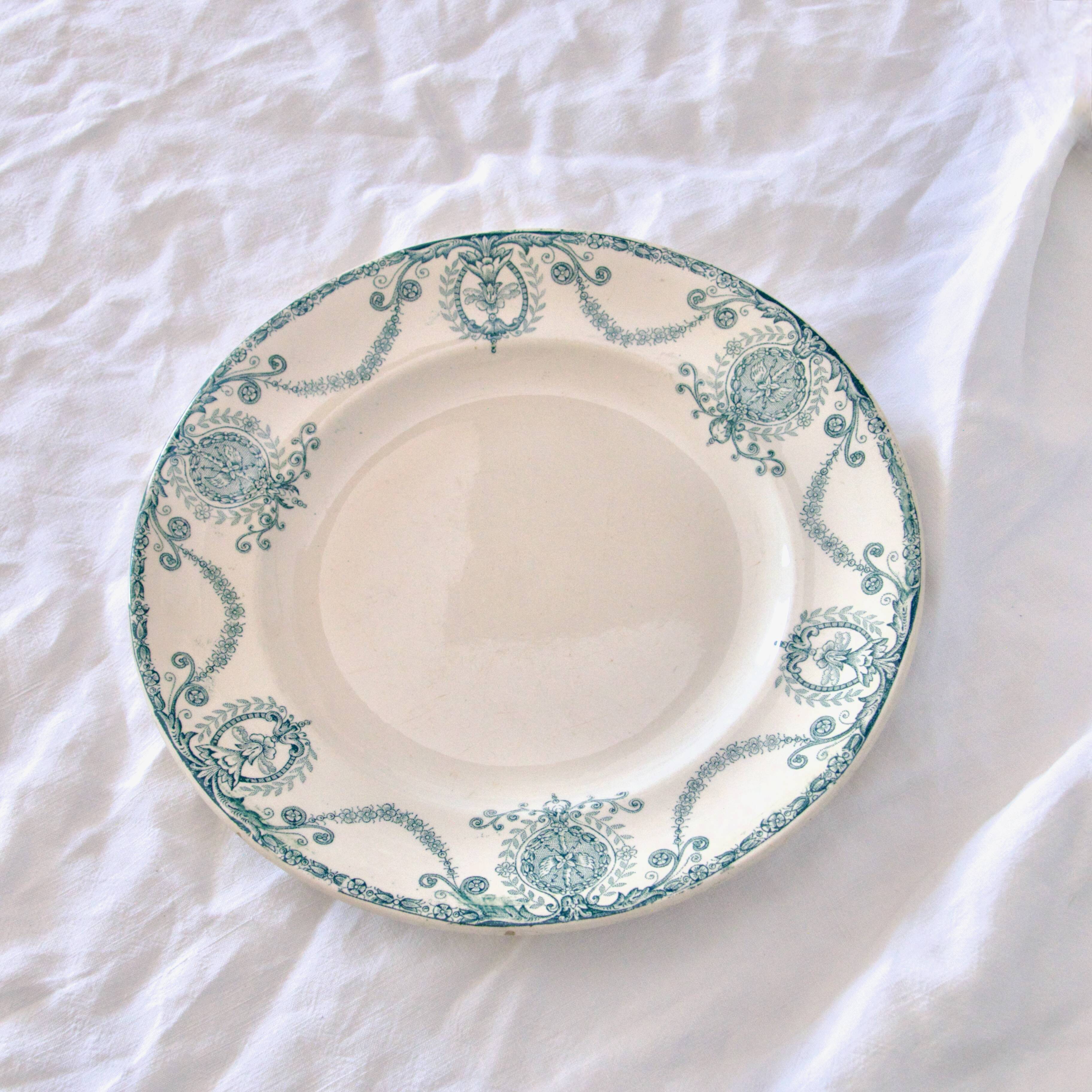 Assiettes plates XIXe Longwy terre de fer "Pierrefonds"