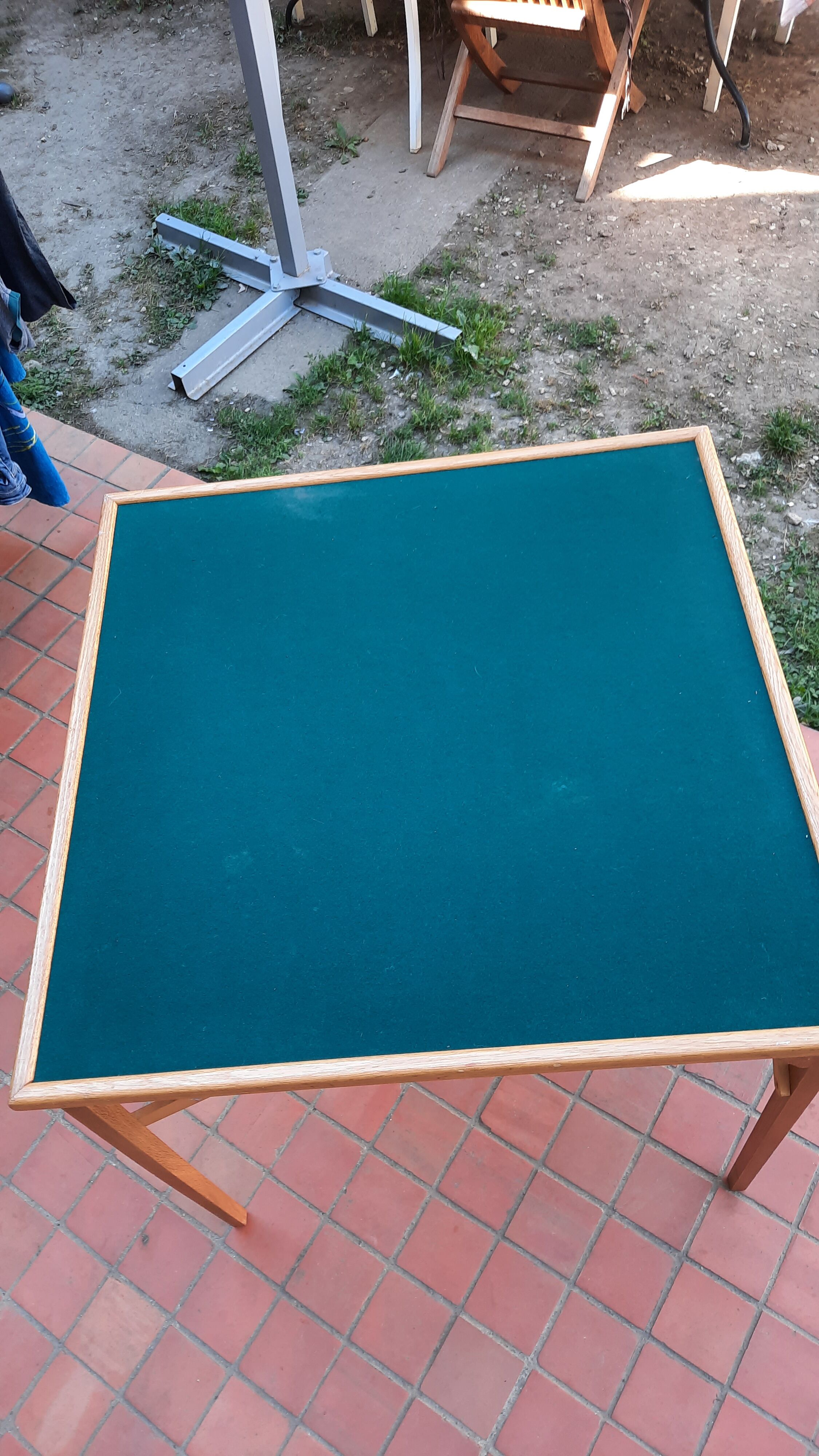 Folding game table