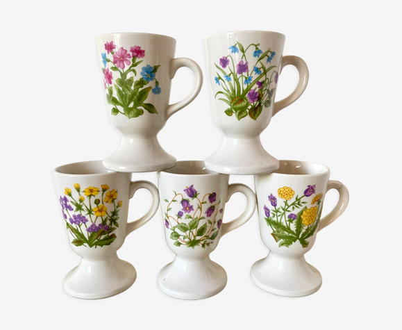 Tasses vintage en grès fleuries