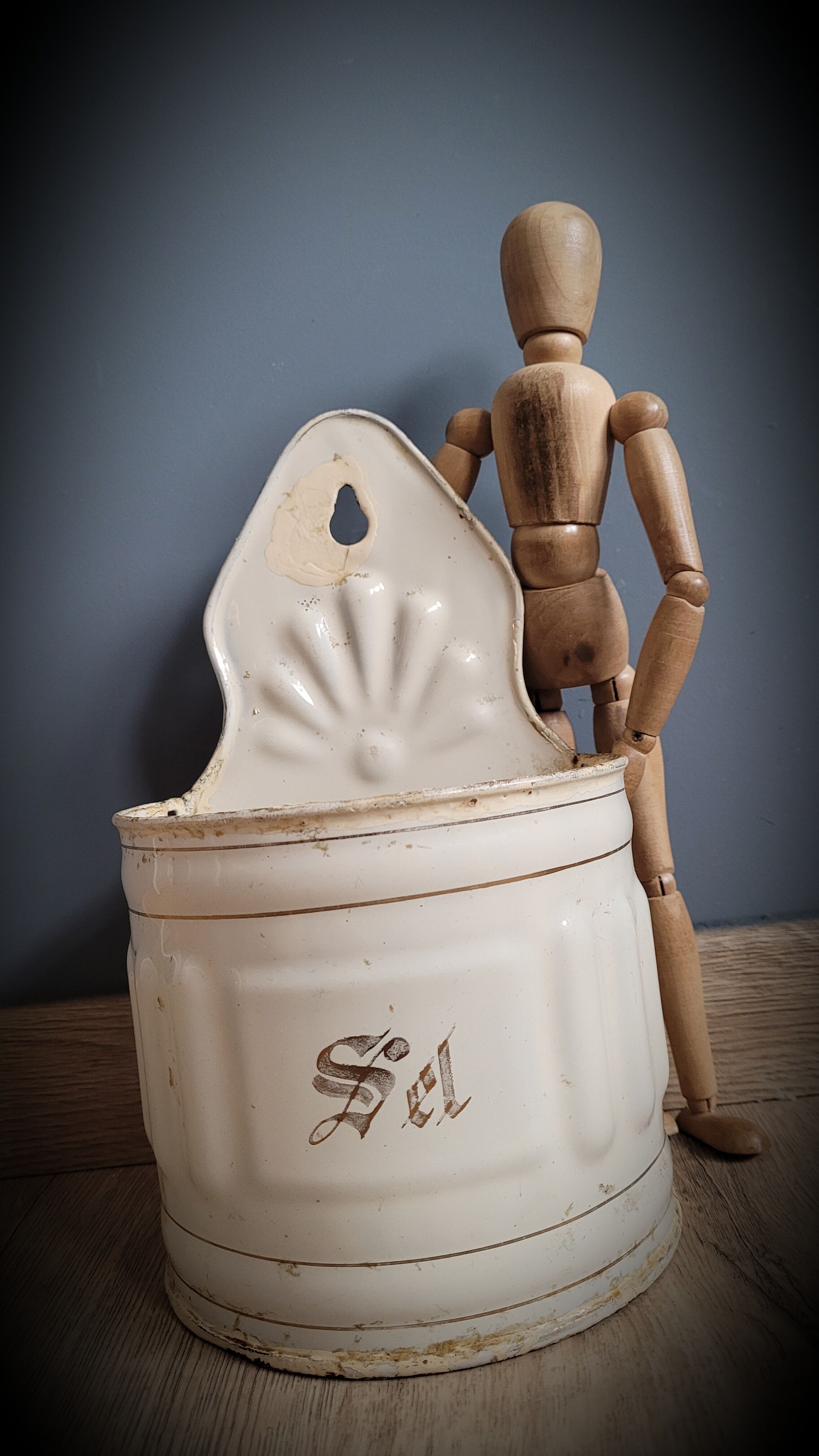 Salt enamelled pot