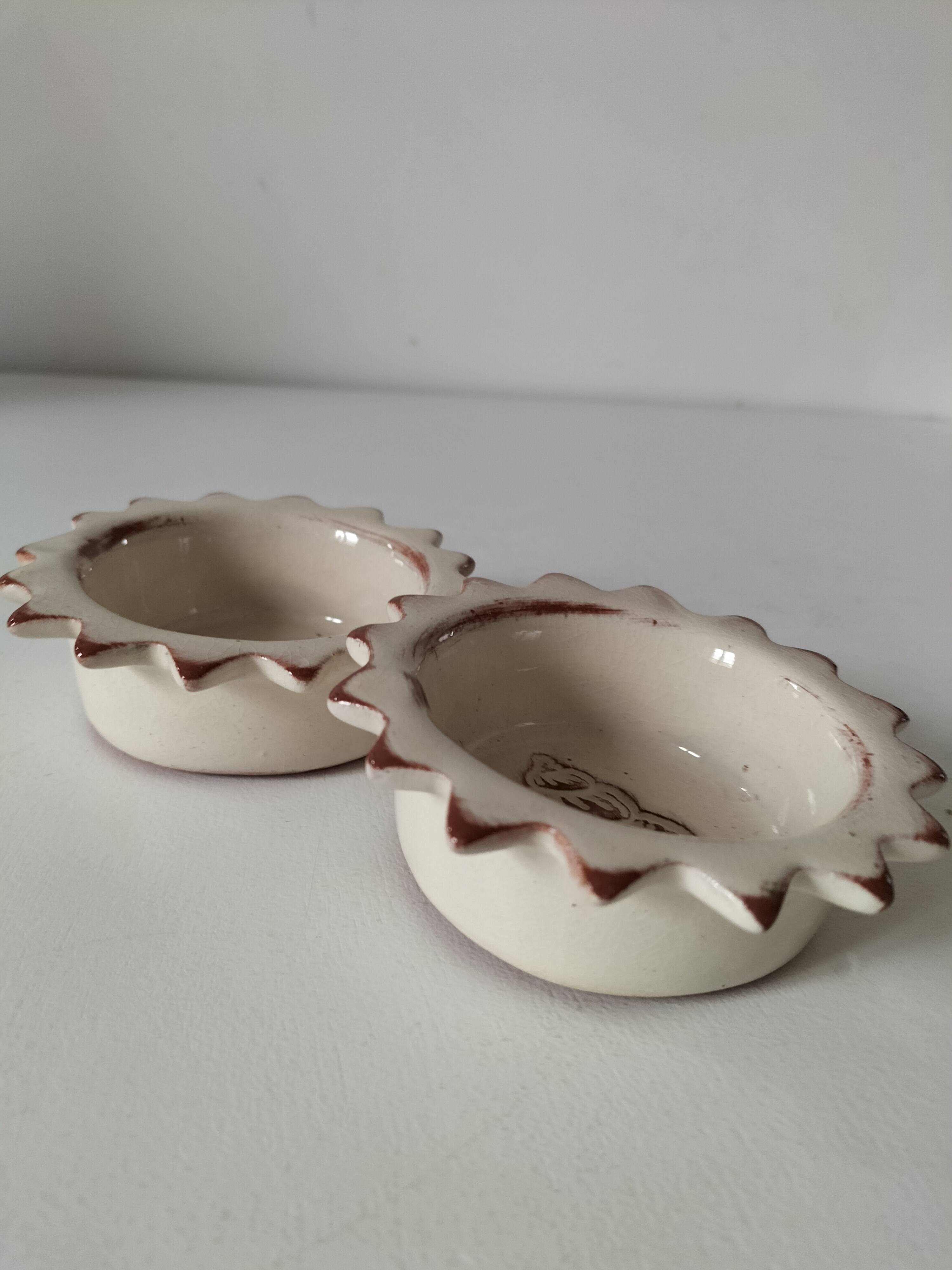 Duo of handmade beige and terracotta earthenware empty pockets