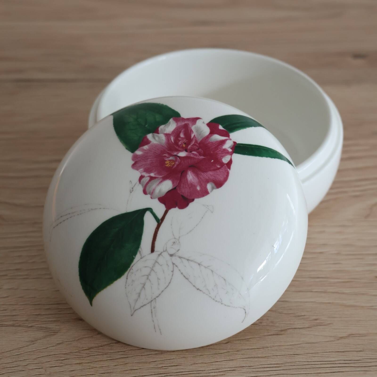 Villeroy & boch porcelain jewelry box model "camelia canduiflora"