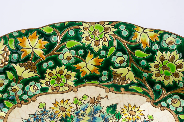 Coupe Longwy en émaux cloisonnés fond vert, décor floral polychrome et or