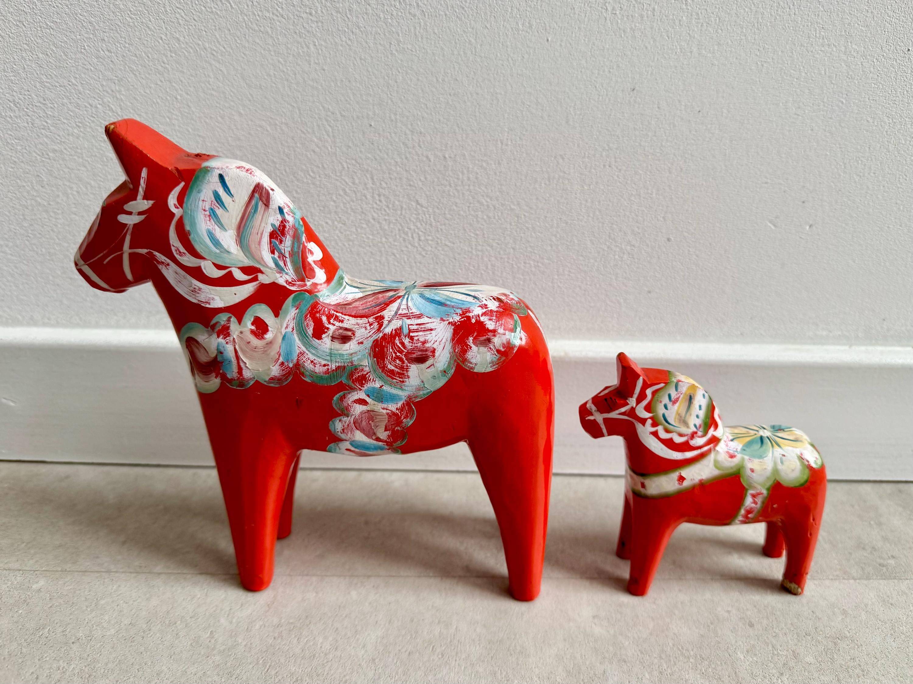Ensemble de 2 chevaux Dala en bois vintage de Suède