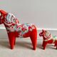 Ensemble de 2 chevaux Dala en bois vintage de Suède