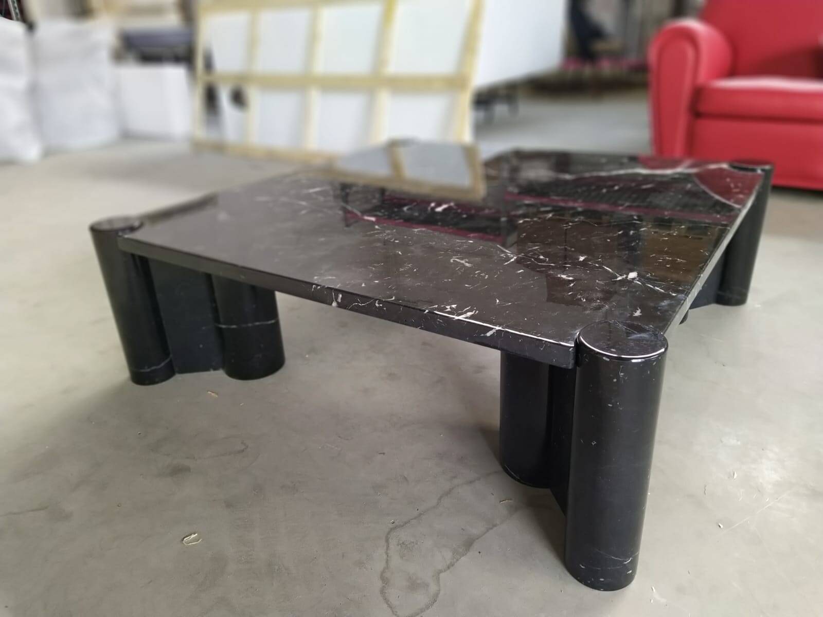 Table basse Jumbo de Gae Aulenti produite par Knoll en marbre de Carrare.