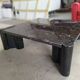 Table basse Jumbo de Gae Aulenti produite par Knoll en marbre de Carrare.