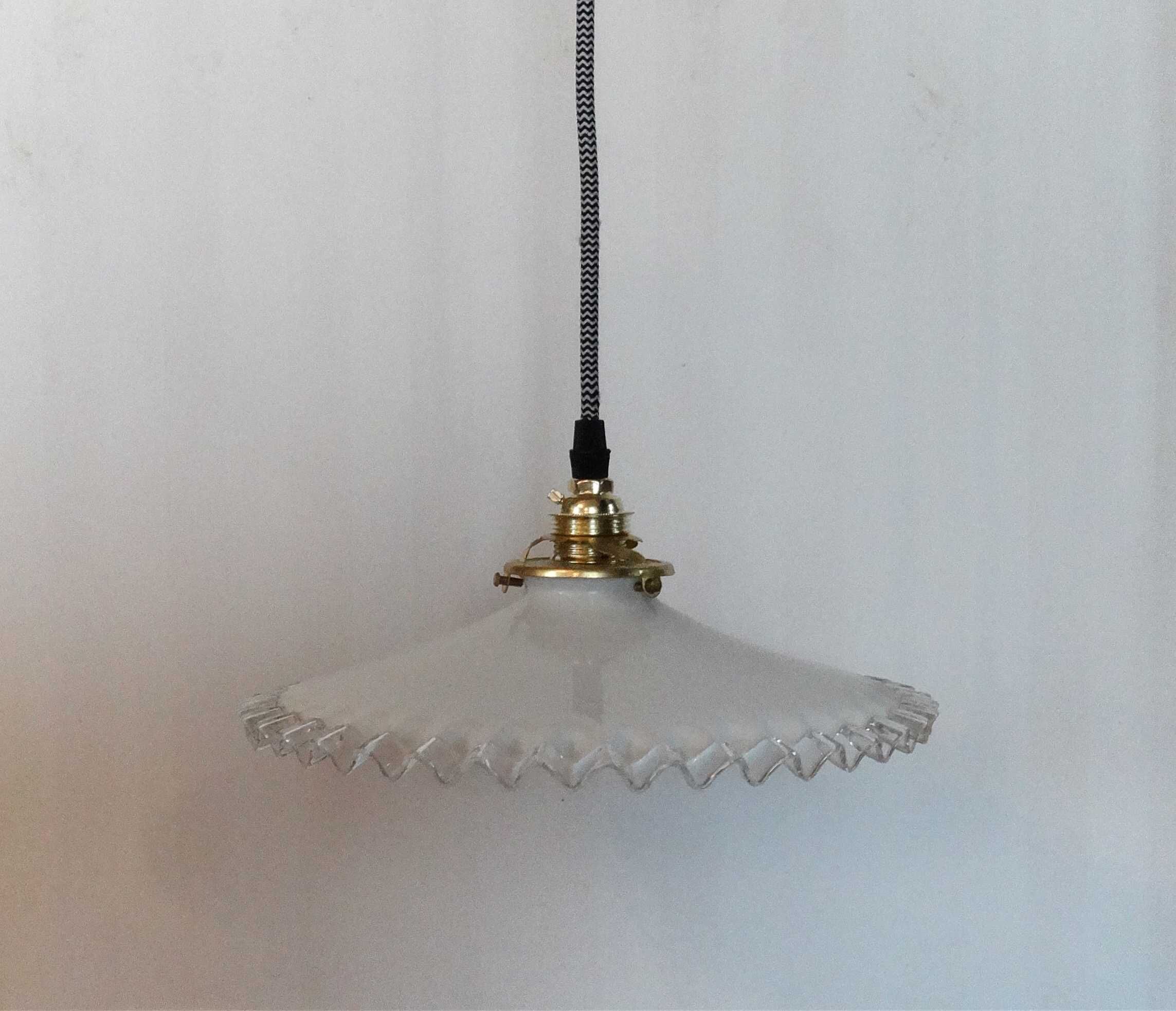 White opaline hanging with edge volante transparant