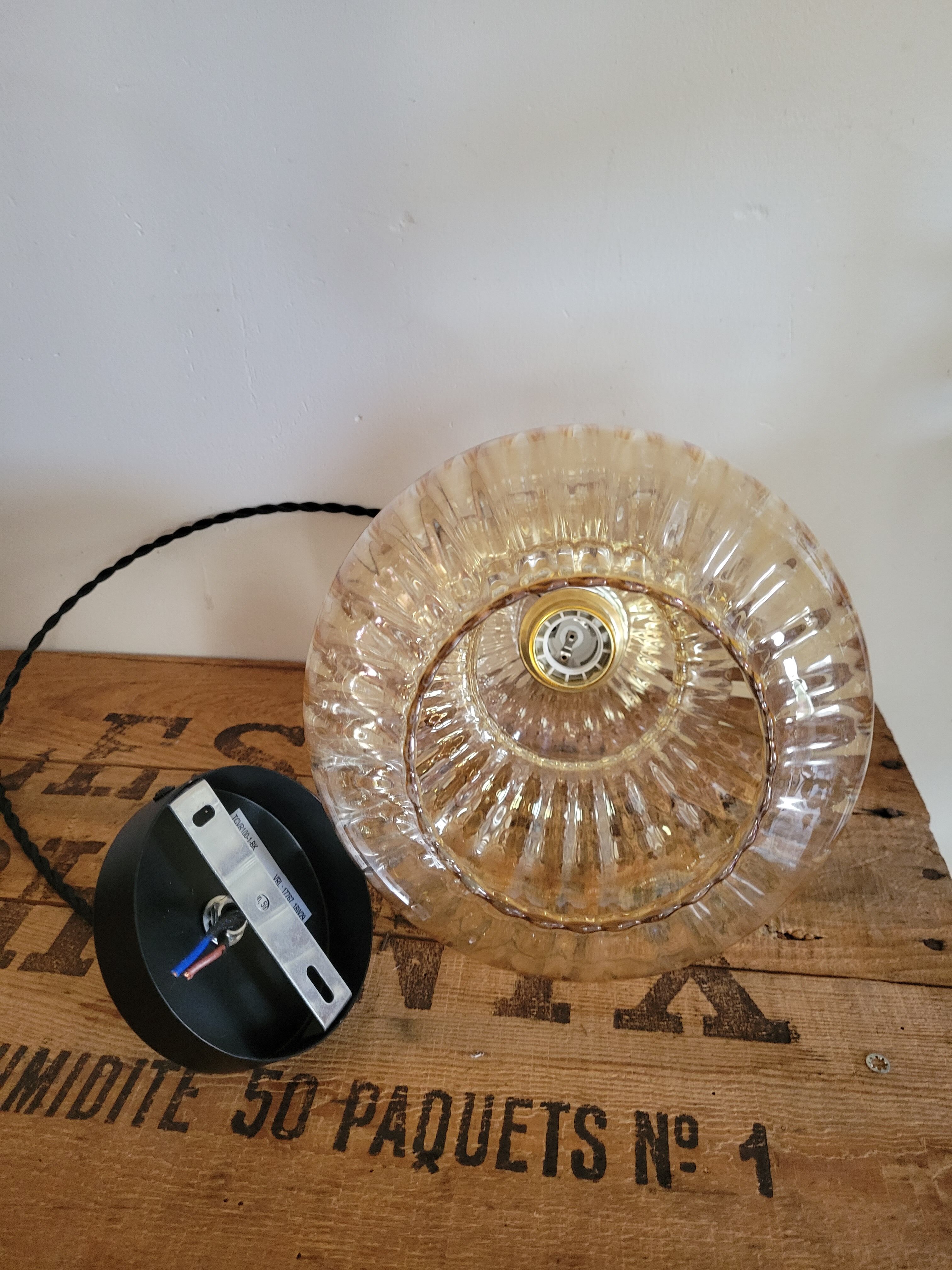 Striated glass suspension