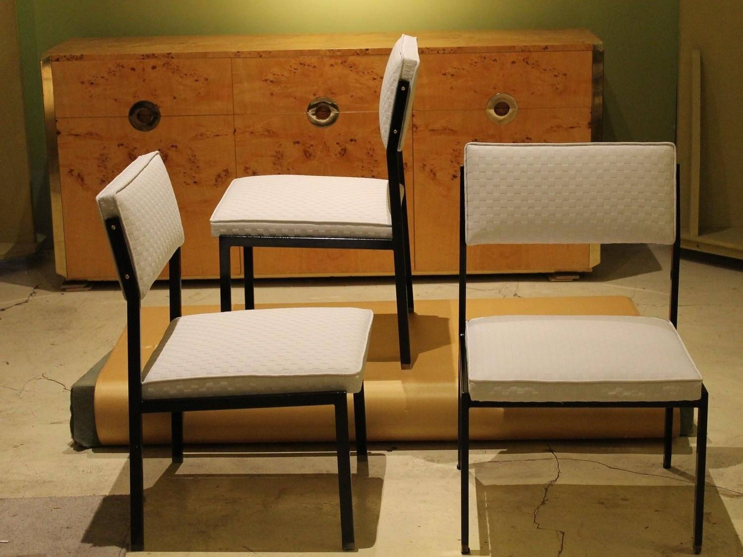 Chaises longues basses italiennes avec cadre en fer noir et rembourrage blanc glacé par Milo Baughman, années 1950, ensemble de 6.