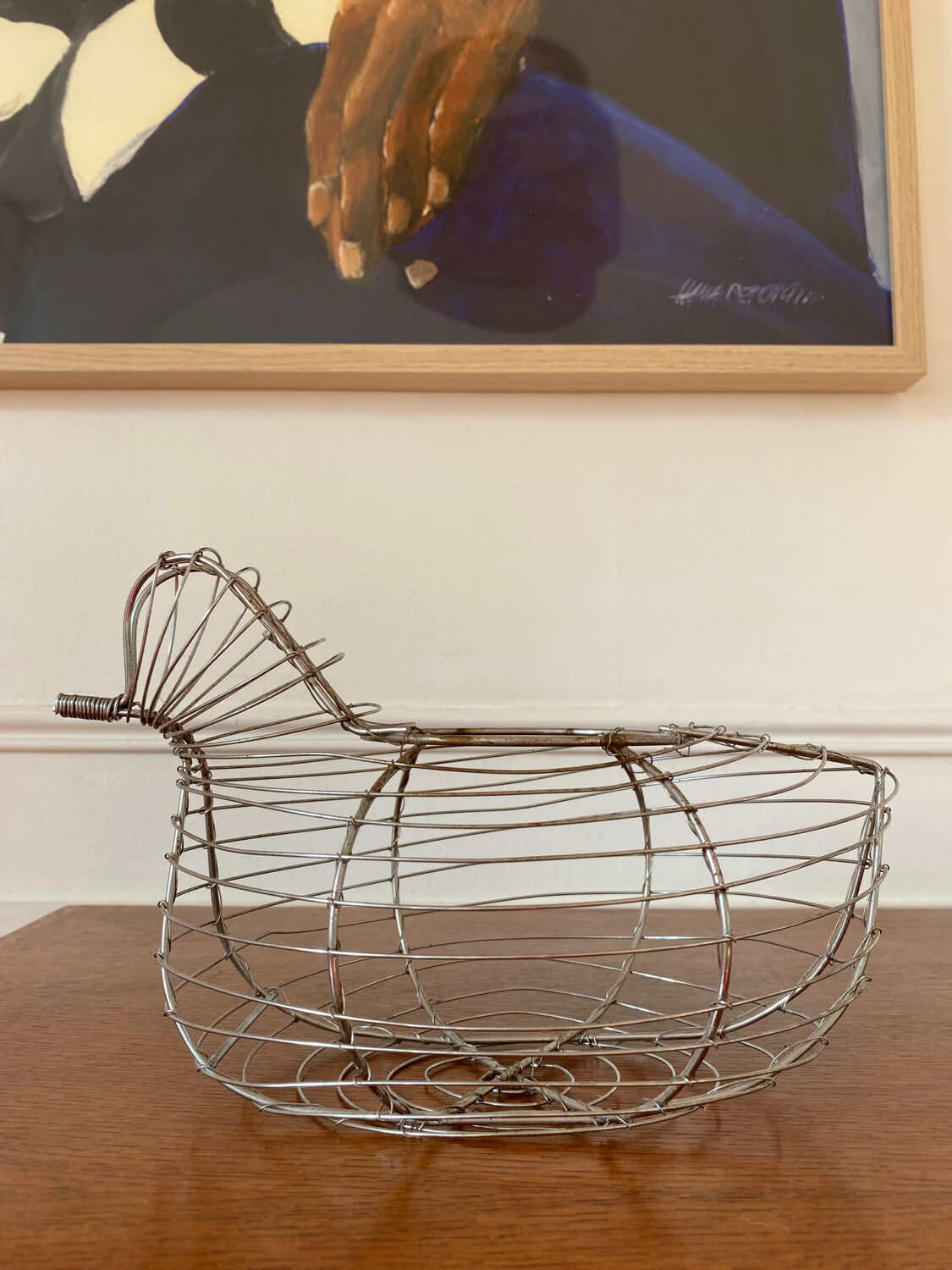 Chicken-shaped egg basket made of metal
