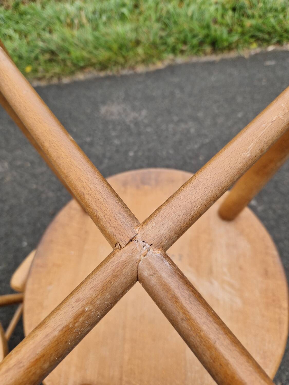 Set of 4 solid organic chairs