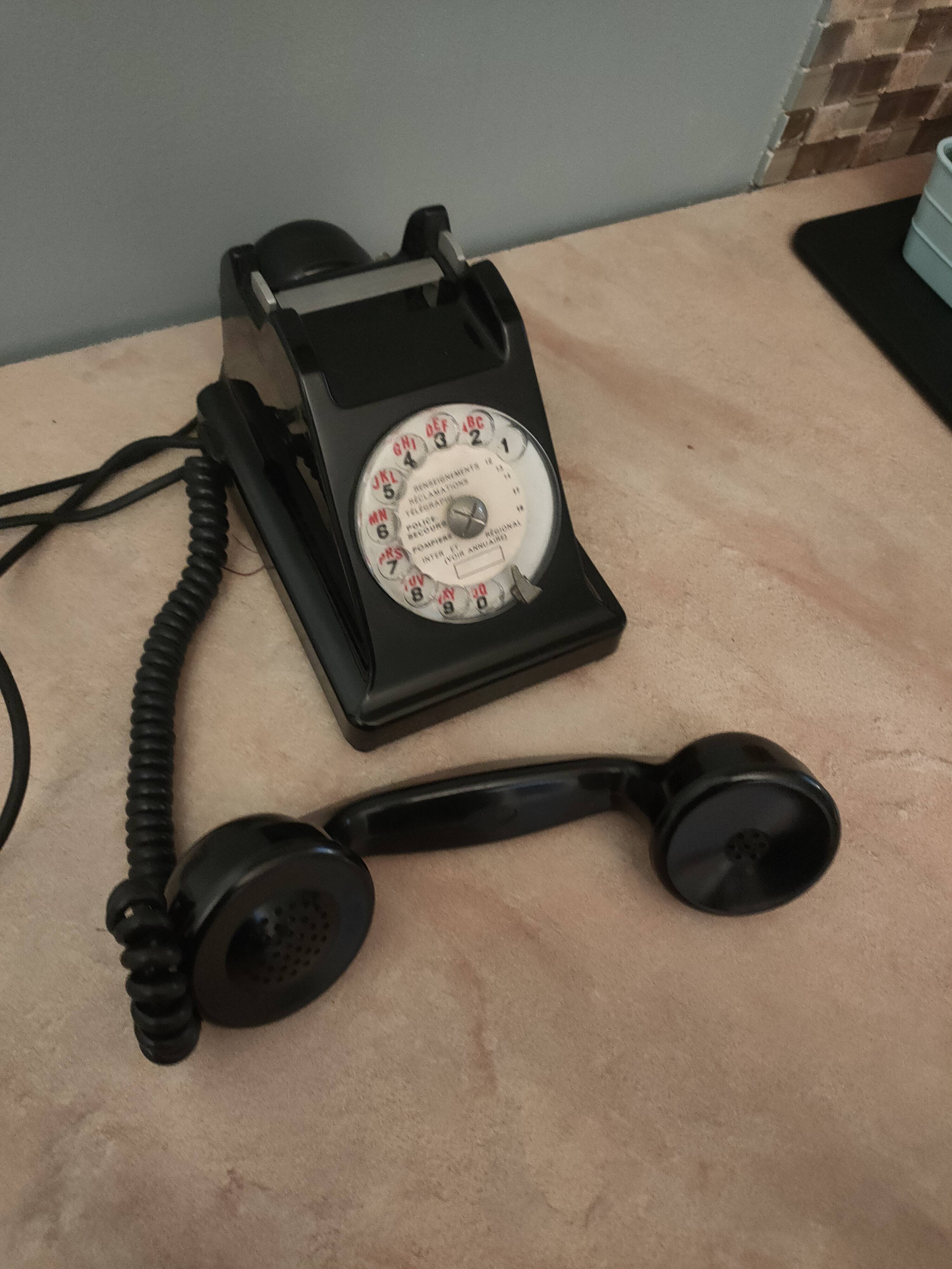 telephone from the 50s in black bakelite