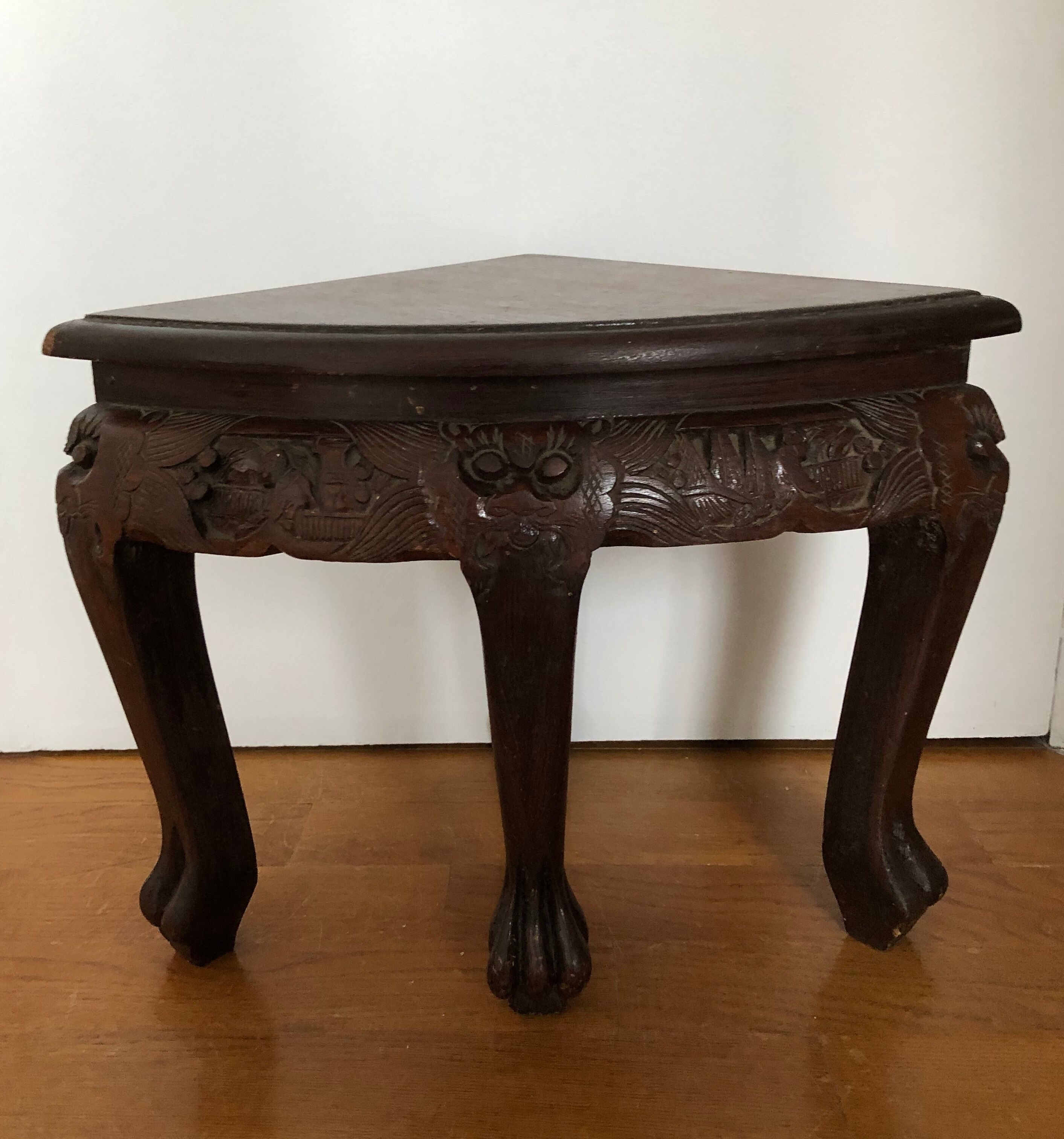 Carved wooden corner sellette