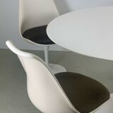Eero Saarinen Tulip Dining Set with Swifel Chairs for Knoll International 1960s