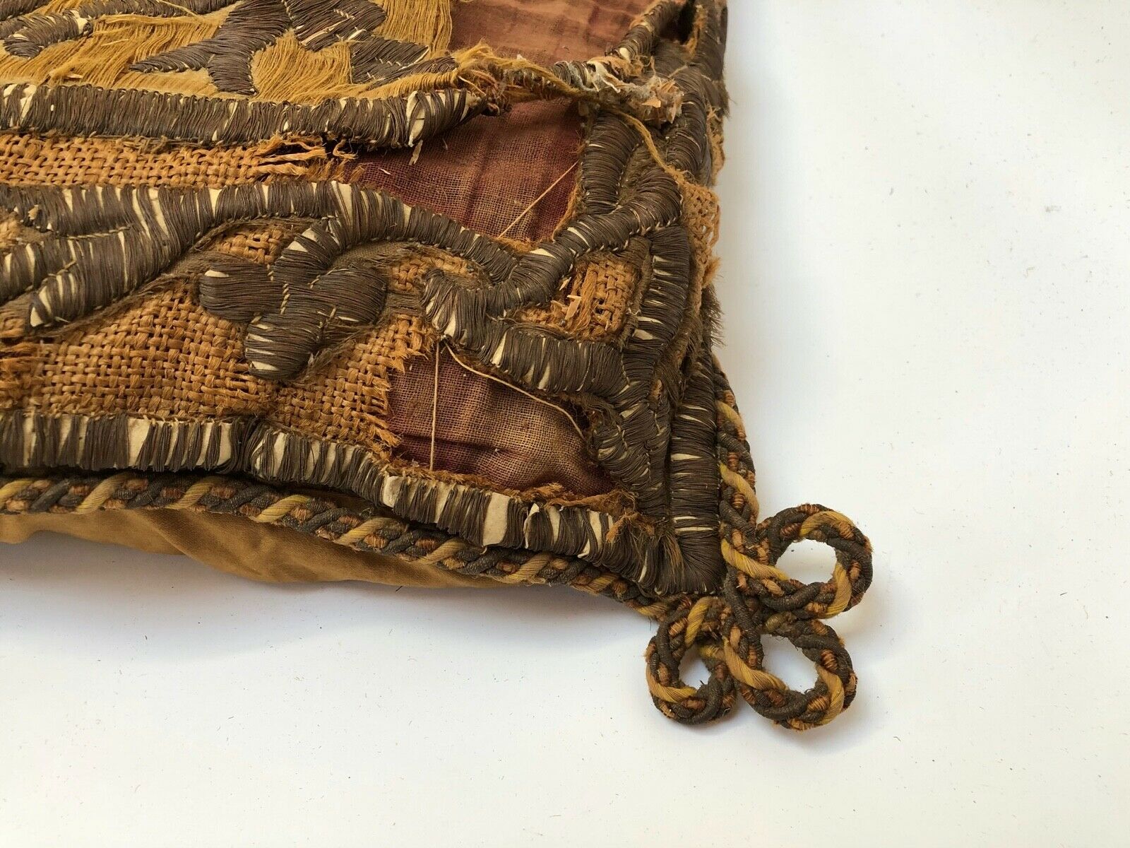 Former cushion 18 eme embroidery wire trimming in the state
