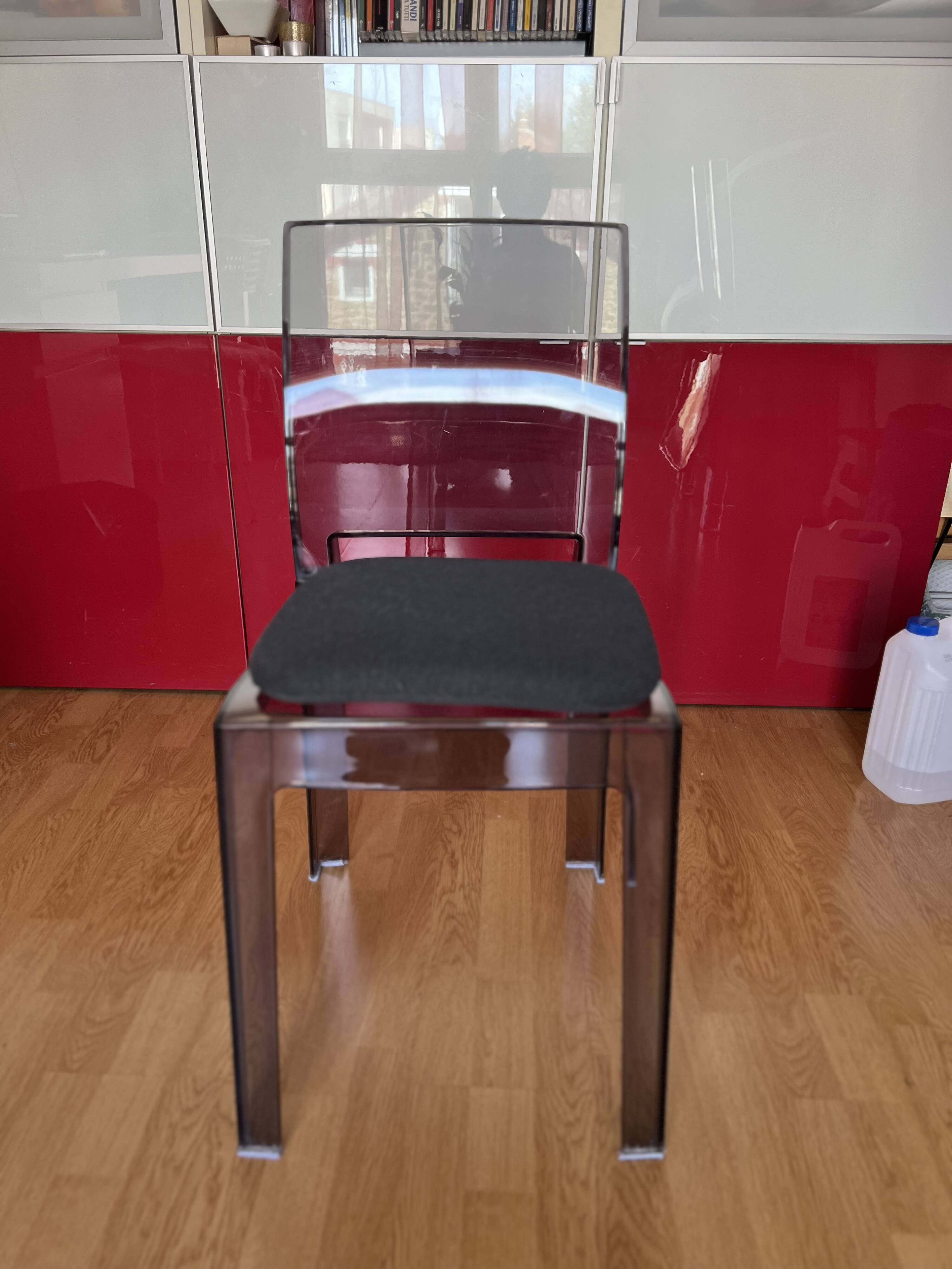 Set of 4 polycarbonate chairs