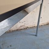 USM triangular table