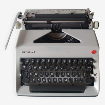 Olympia Vintage 70 typewriter with case