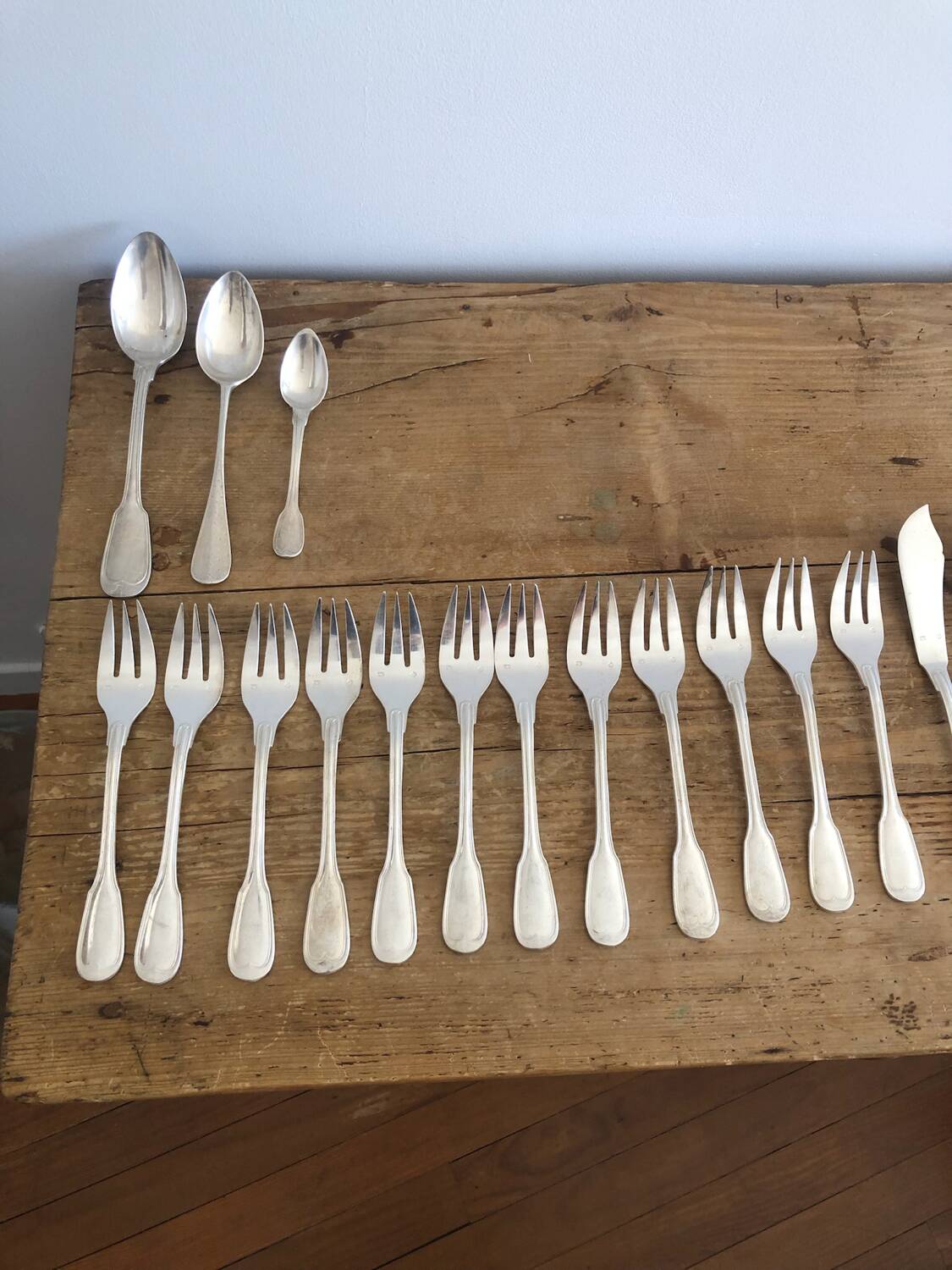 Set of 12 fish forks & 12 knives in silver metal