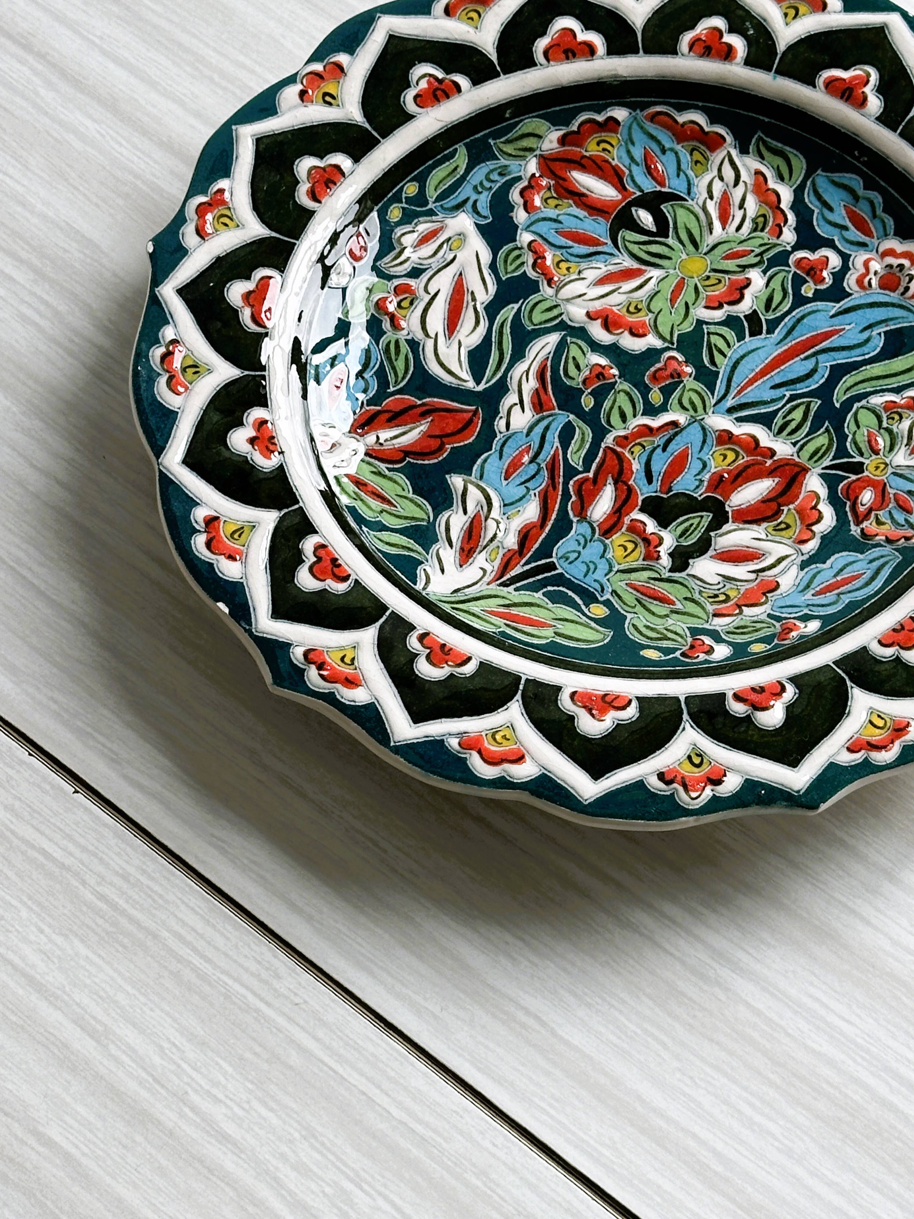 Enameled ceramic plate