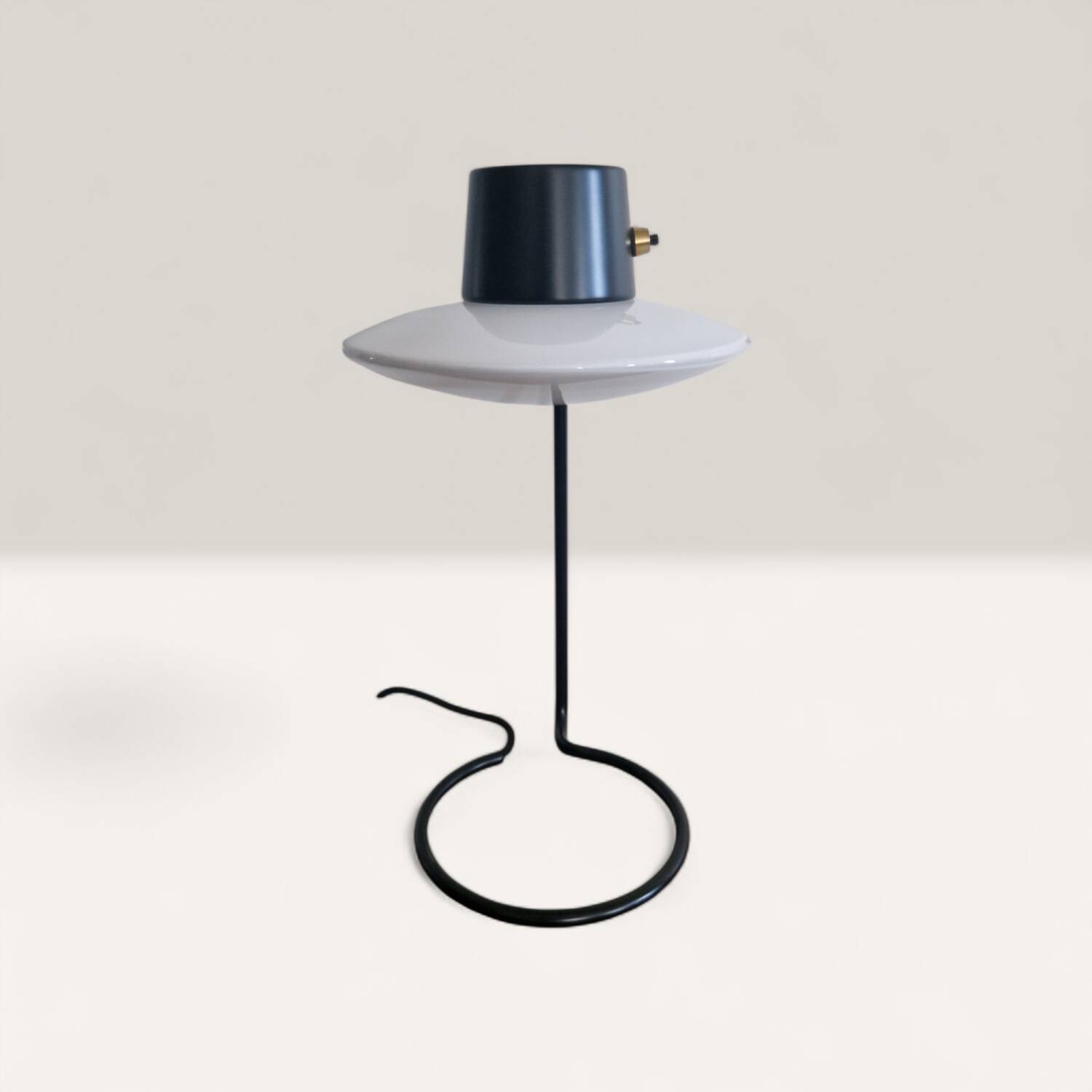 Lampe de table AJ Oxford - Arne Jacobsen 1963 - Acier noir et verre so