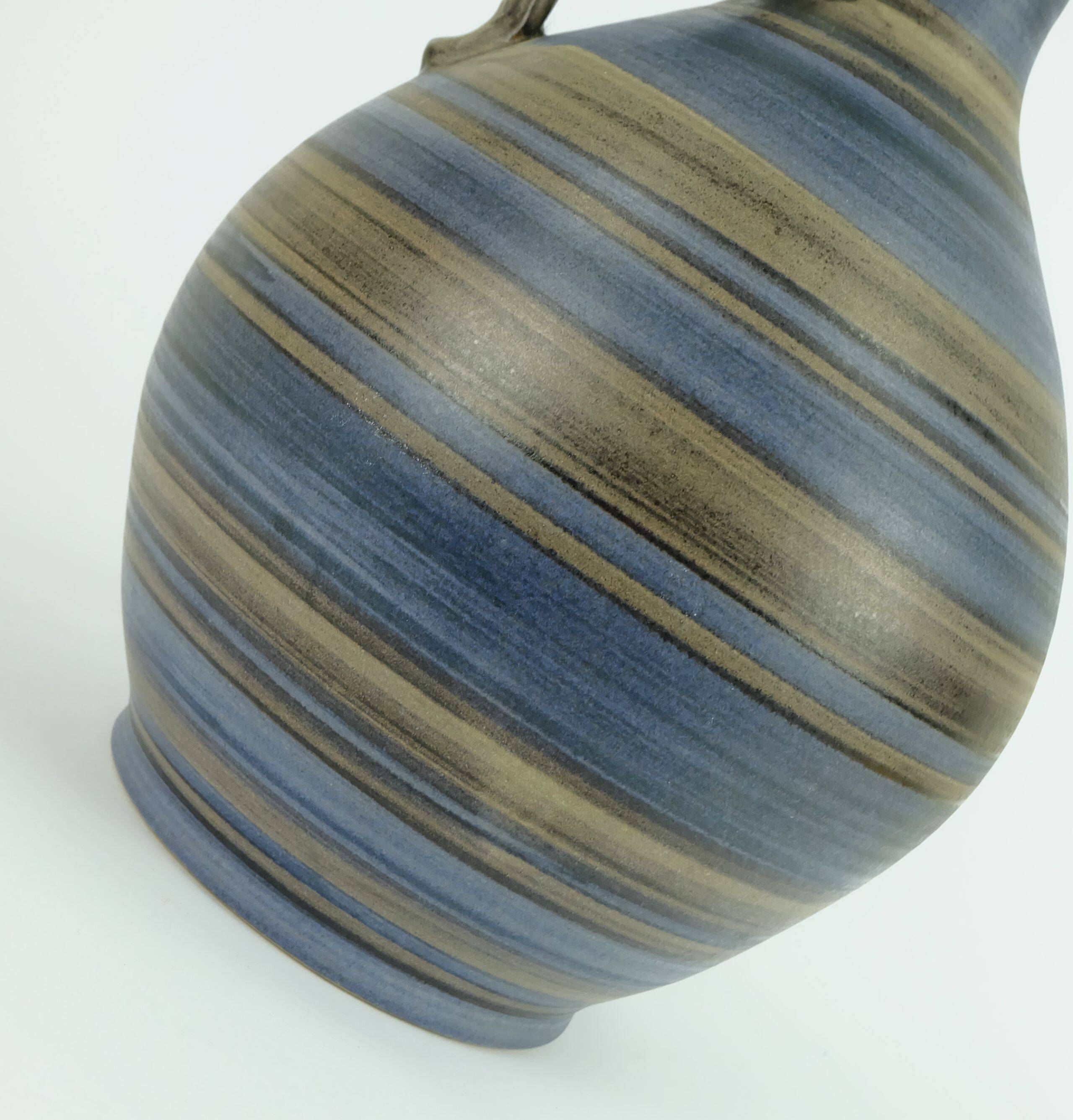 VASE en forme de cruche des années 1950 avec un motif rayé en bleu, marron et noir modèle 252/30