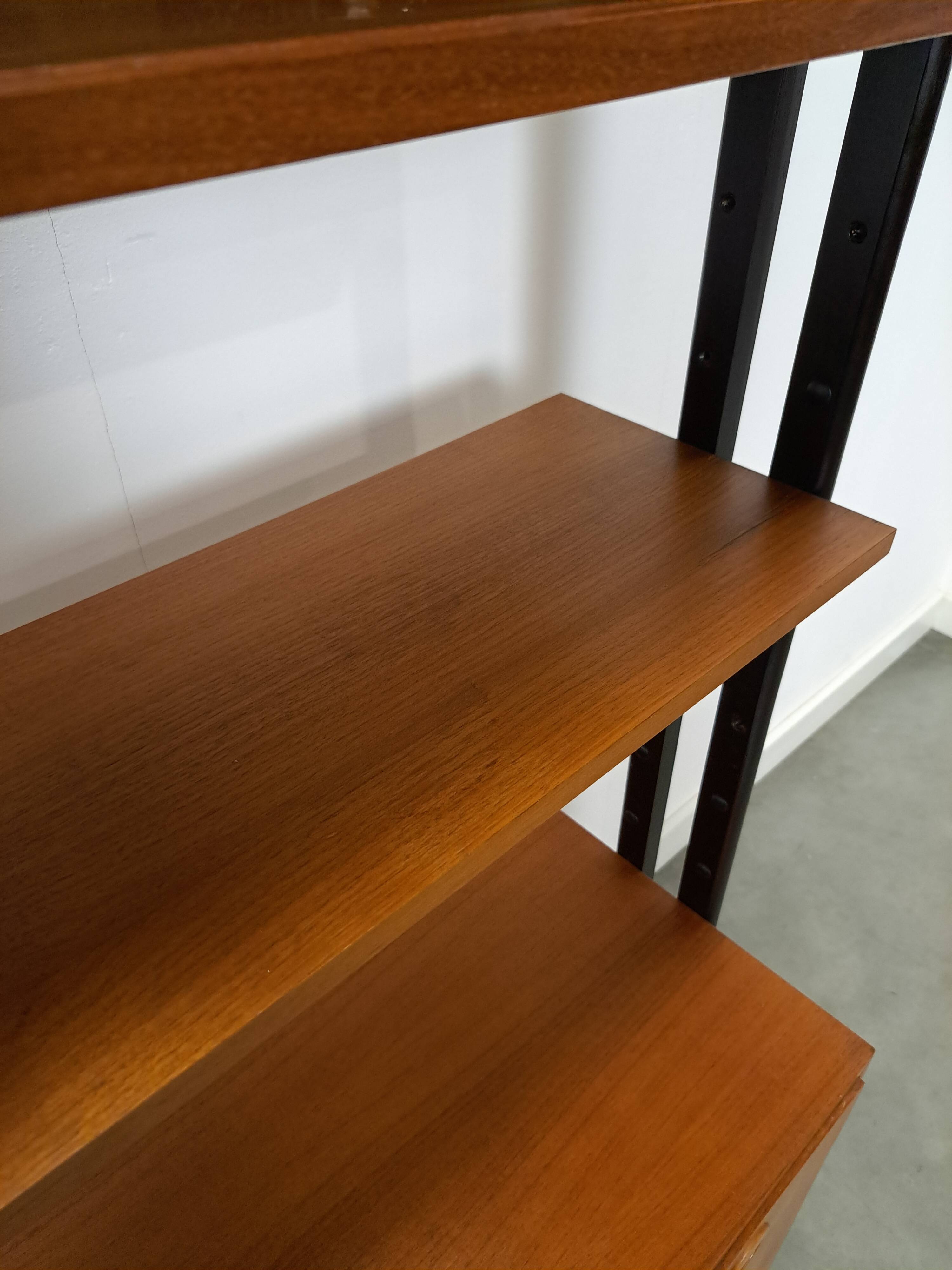 Armoire design en teck Musterring avec pieds noirs