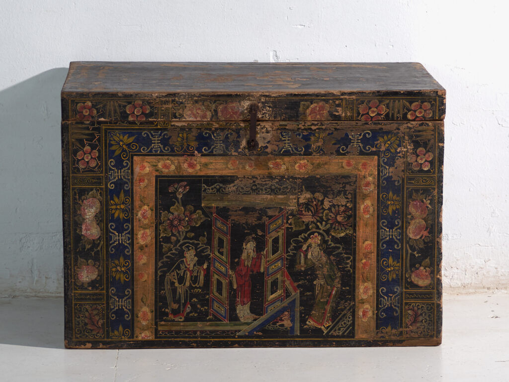 Antique chest painted in pine wood – China, around 1900