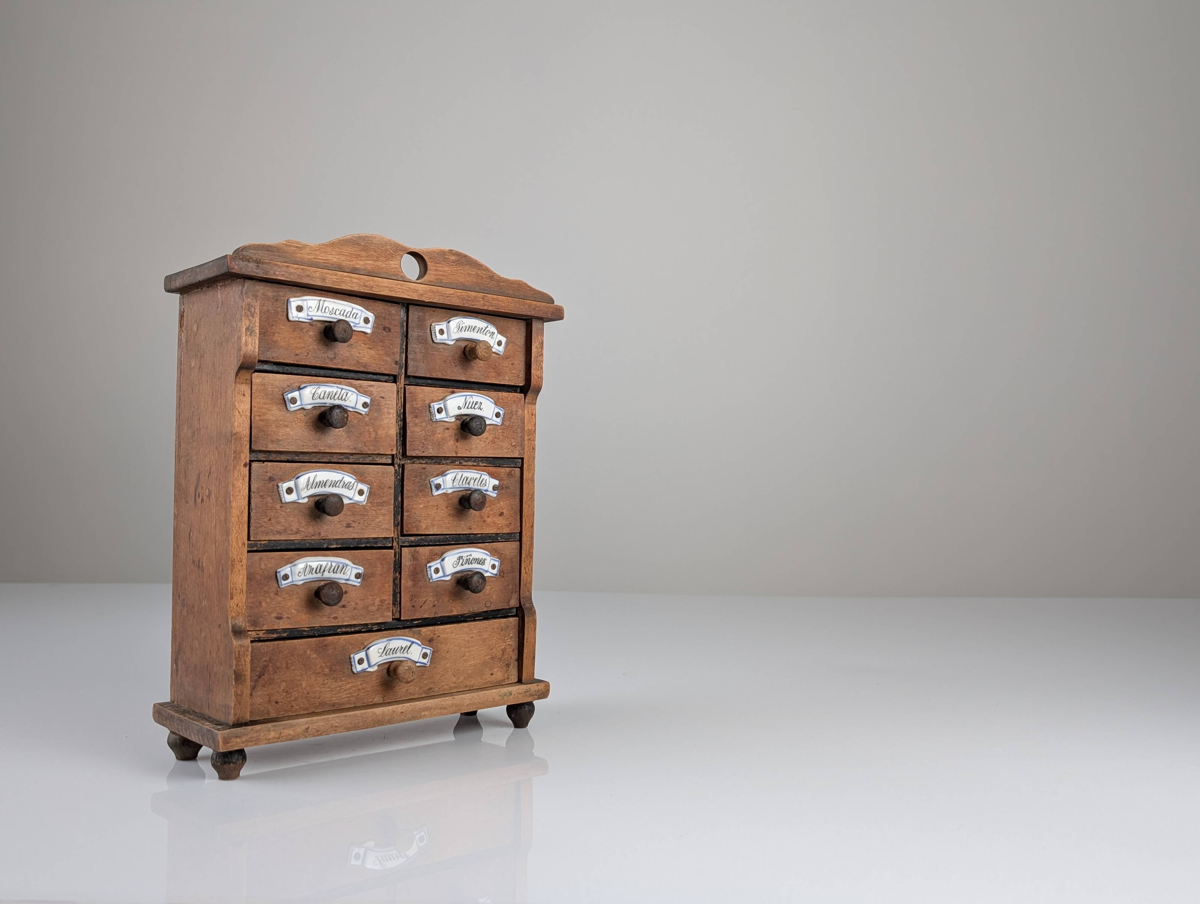 Cabinet à épices en bois rustique espagnol avec étiquettes en céramique, années 1930
