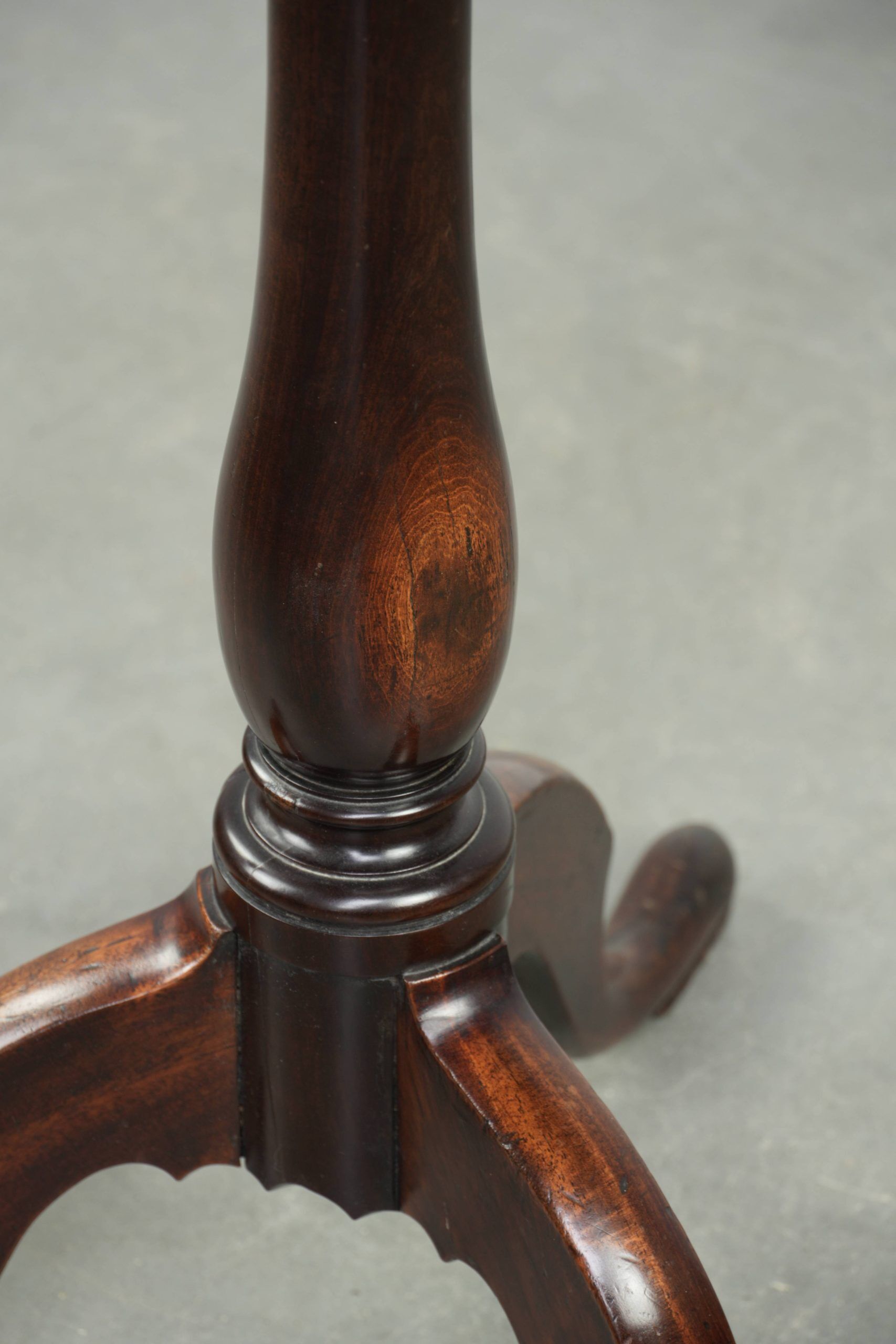 Round antique side/wine table from the late 18th century with a subtle foot