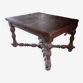Grande table en bois à rallonge