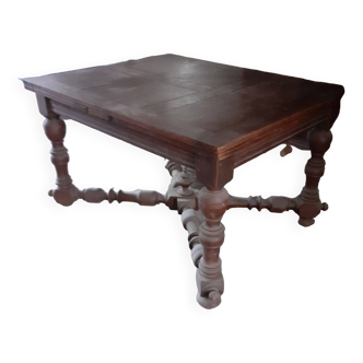 Grande table en bois à rallonge