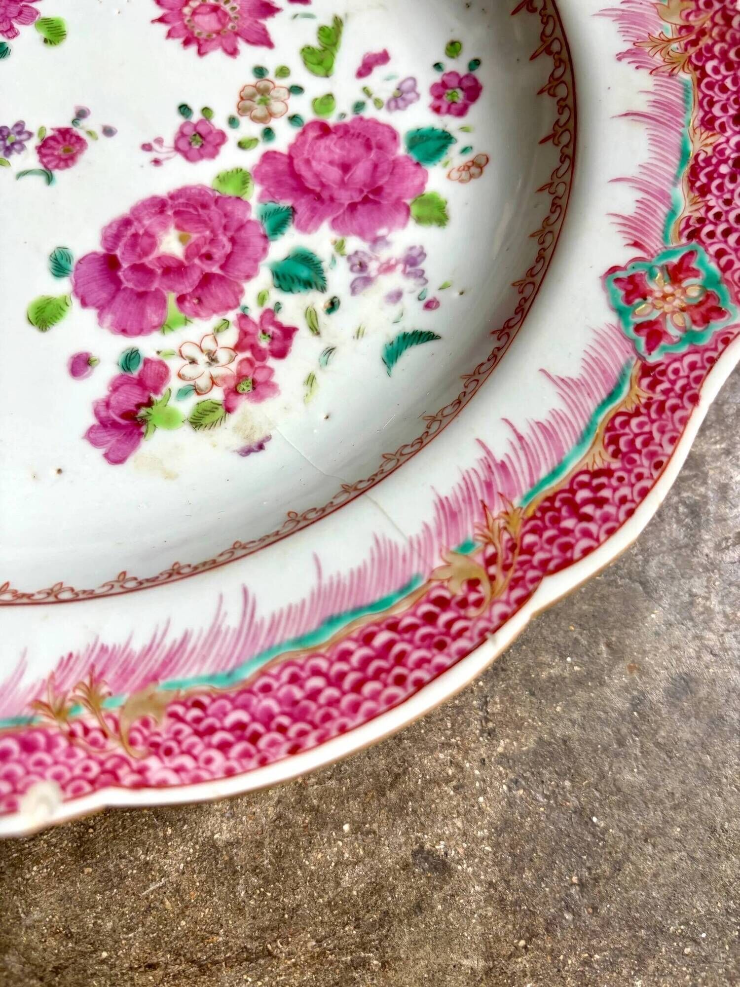Deep plate from the Compagnie des Indes Famille Rose porcelain, 18th century
