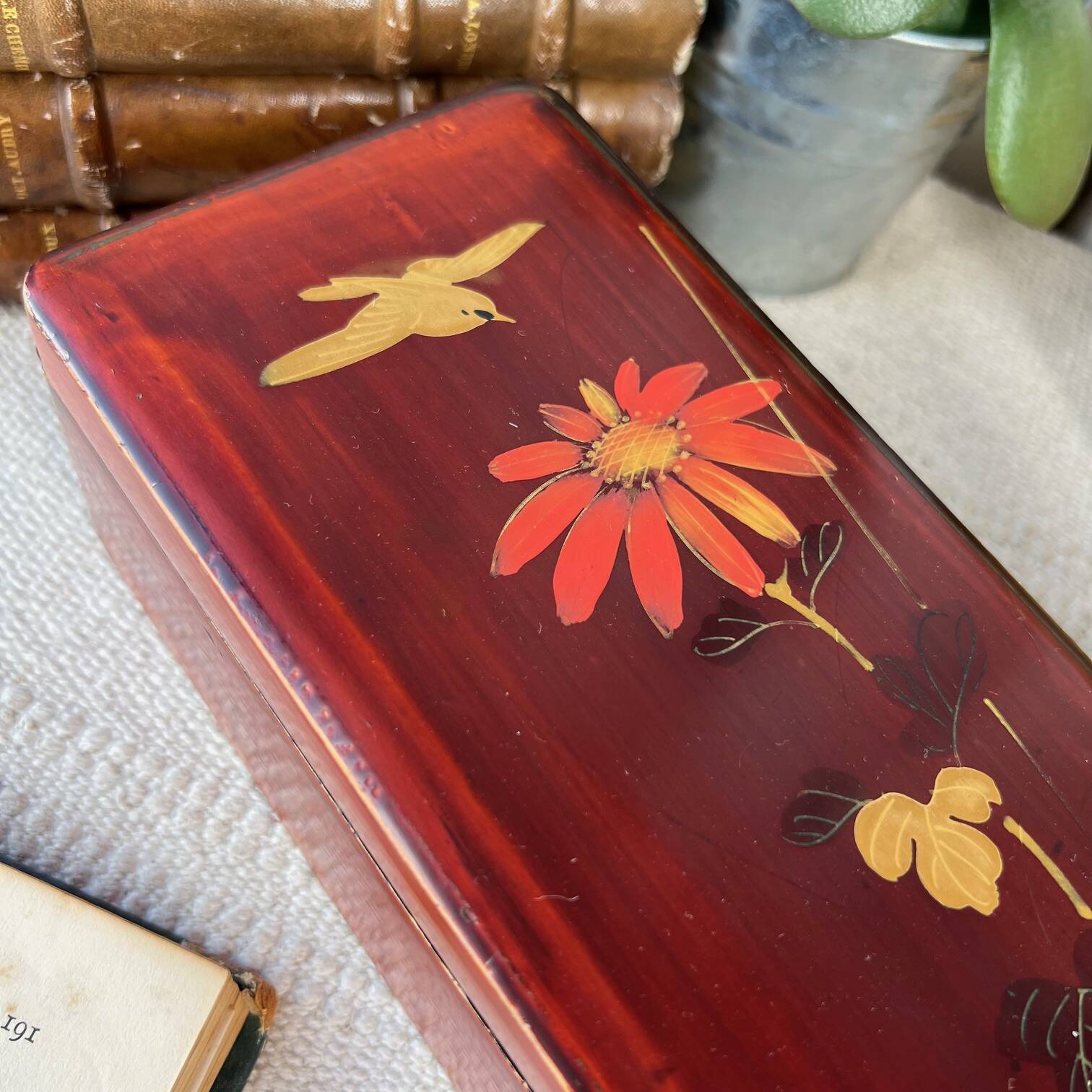 Glove box in lacquered wood