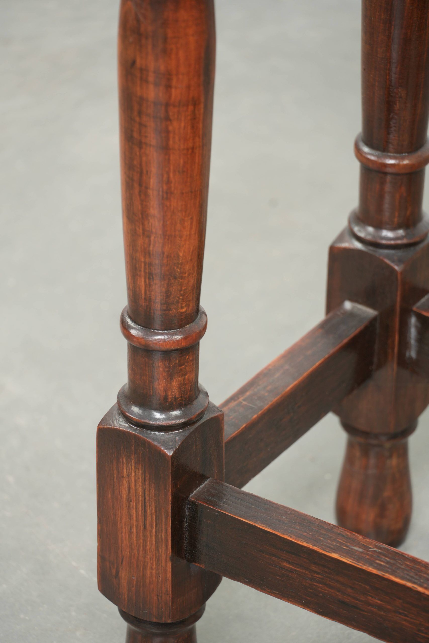 Table d'appoint ovale en chêne anglais antique du début du 20e siècle