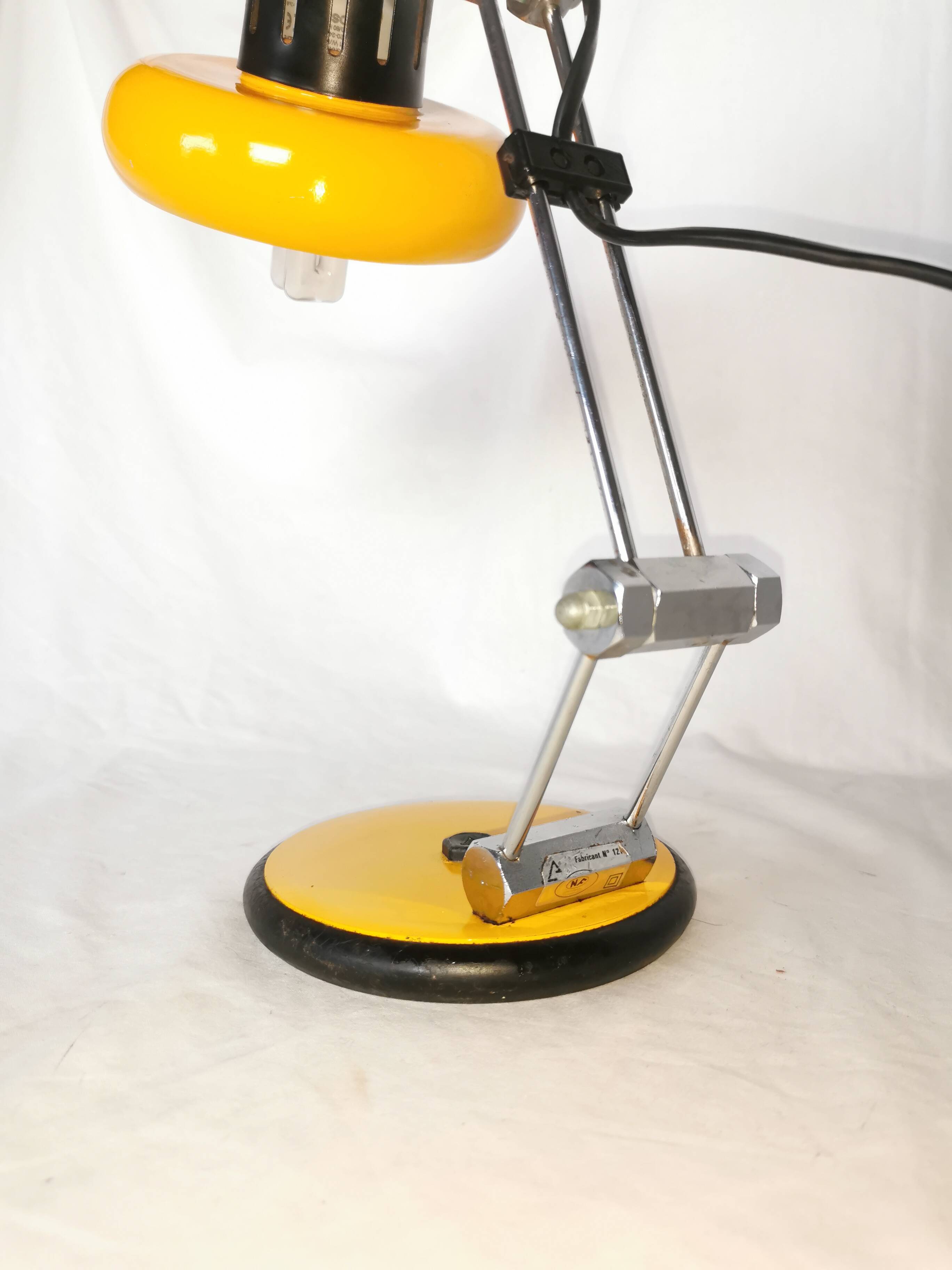 Articulated lamp in lacquered steel, Aluminor, France, 1980.