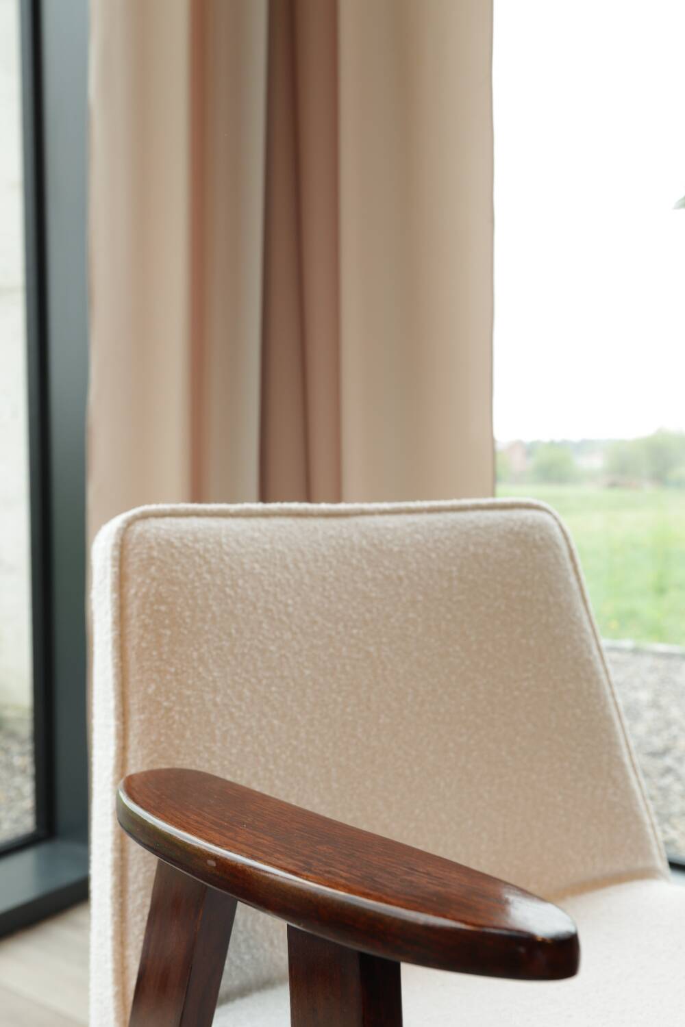 Fauteuil vintage bouclé blanc model 366 by Chierowski