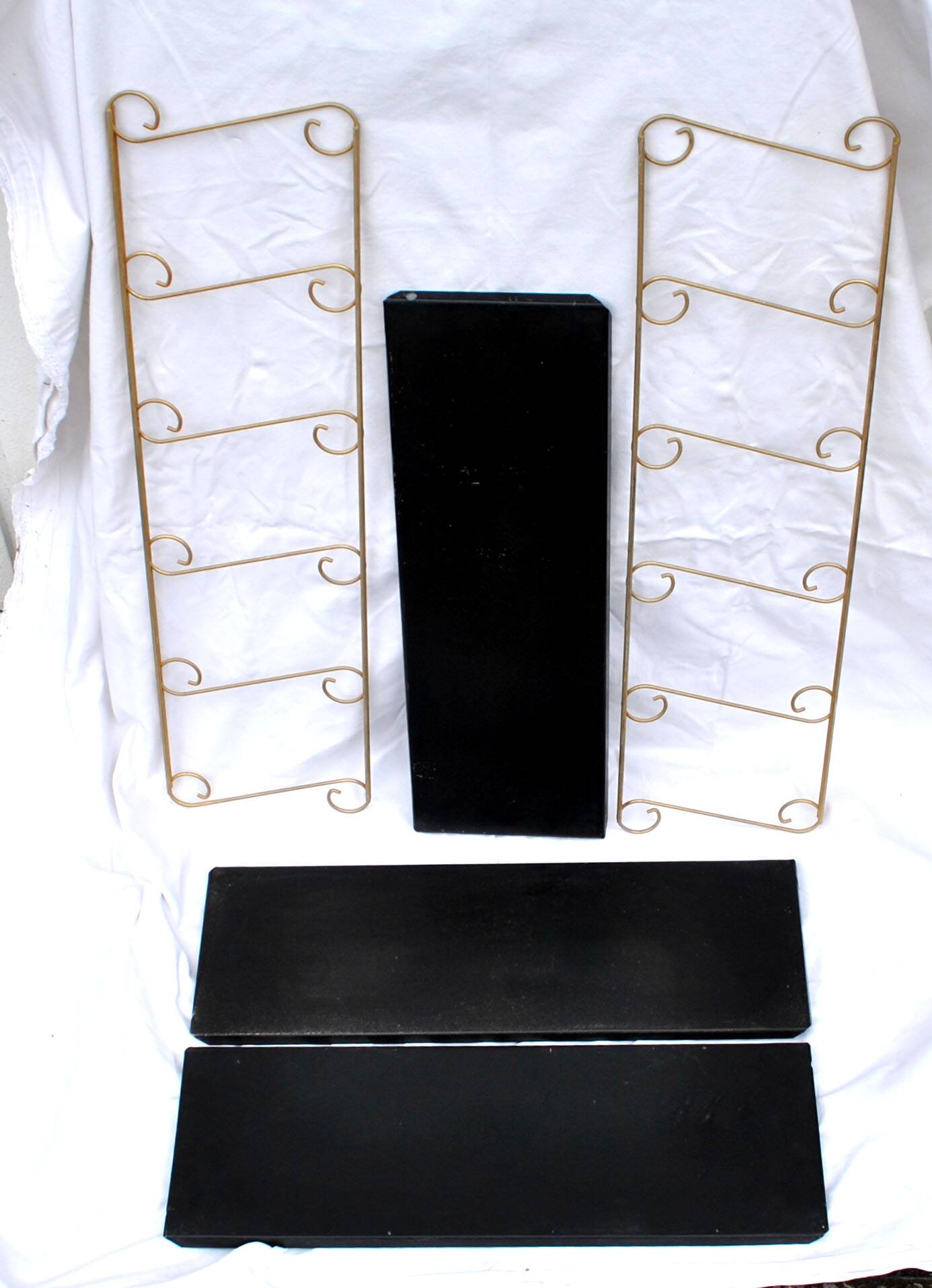 String modular shelf in gilded brass and black lacquered sheet metal Modernist DESIGN 1950-1960