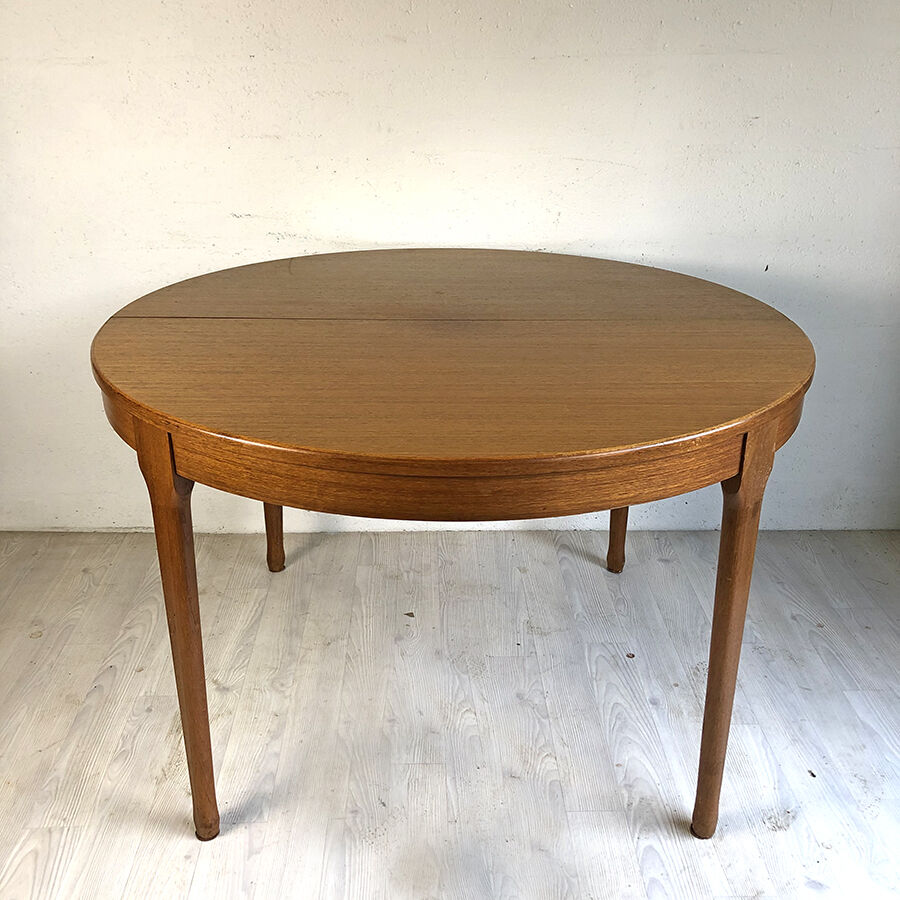 Table ronde par Niels Otto Moller en teck