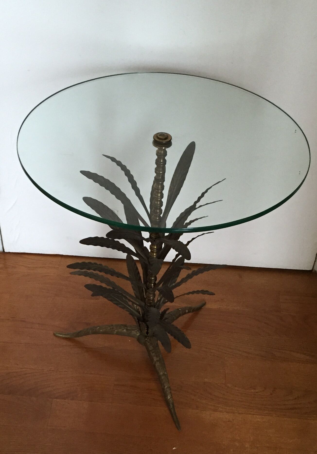 Vegetal leg table with glass top