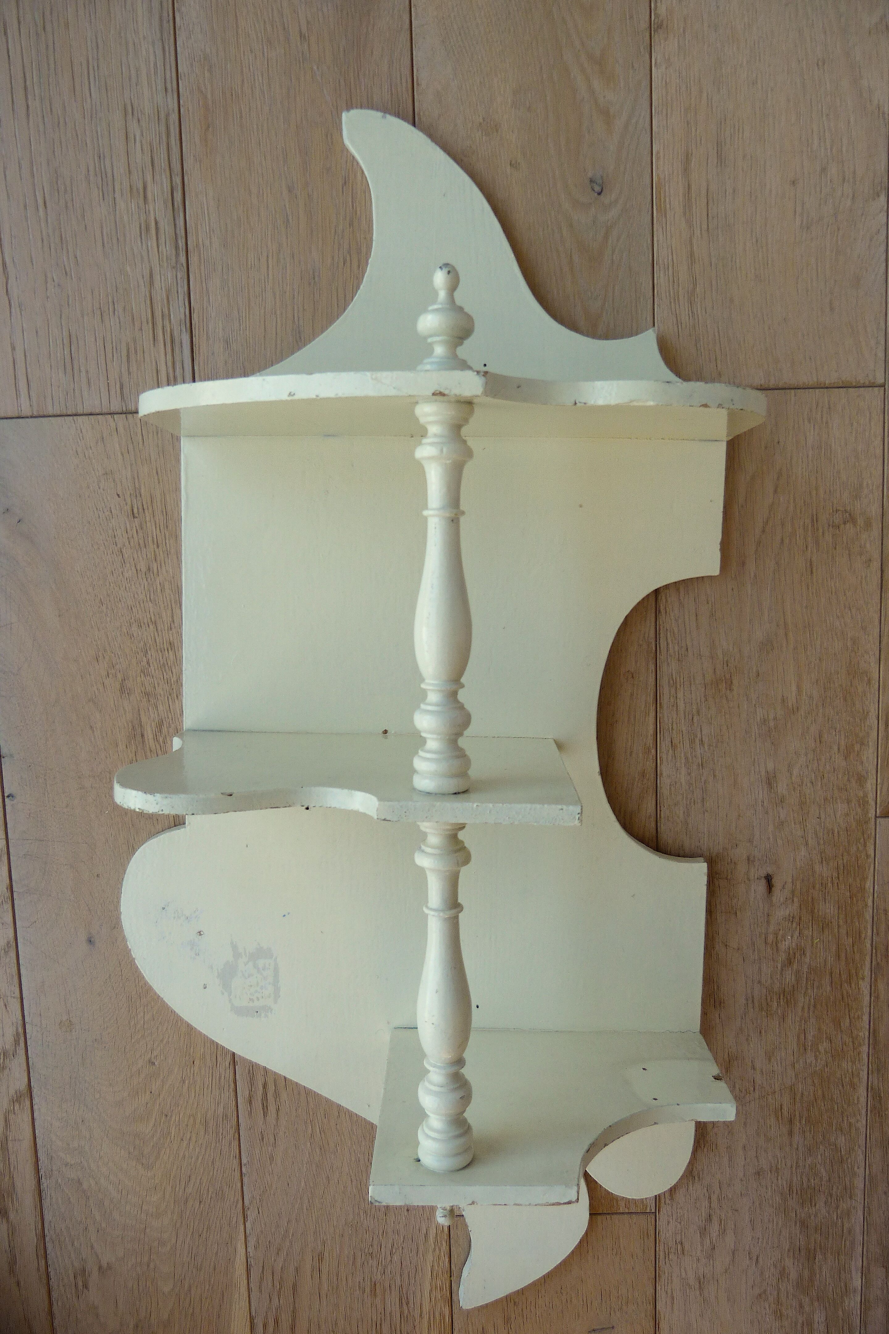 Painted wooden shelf to hang
