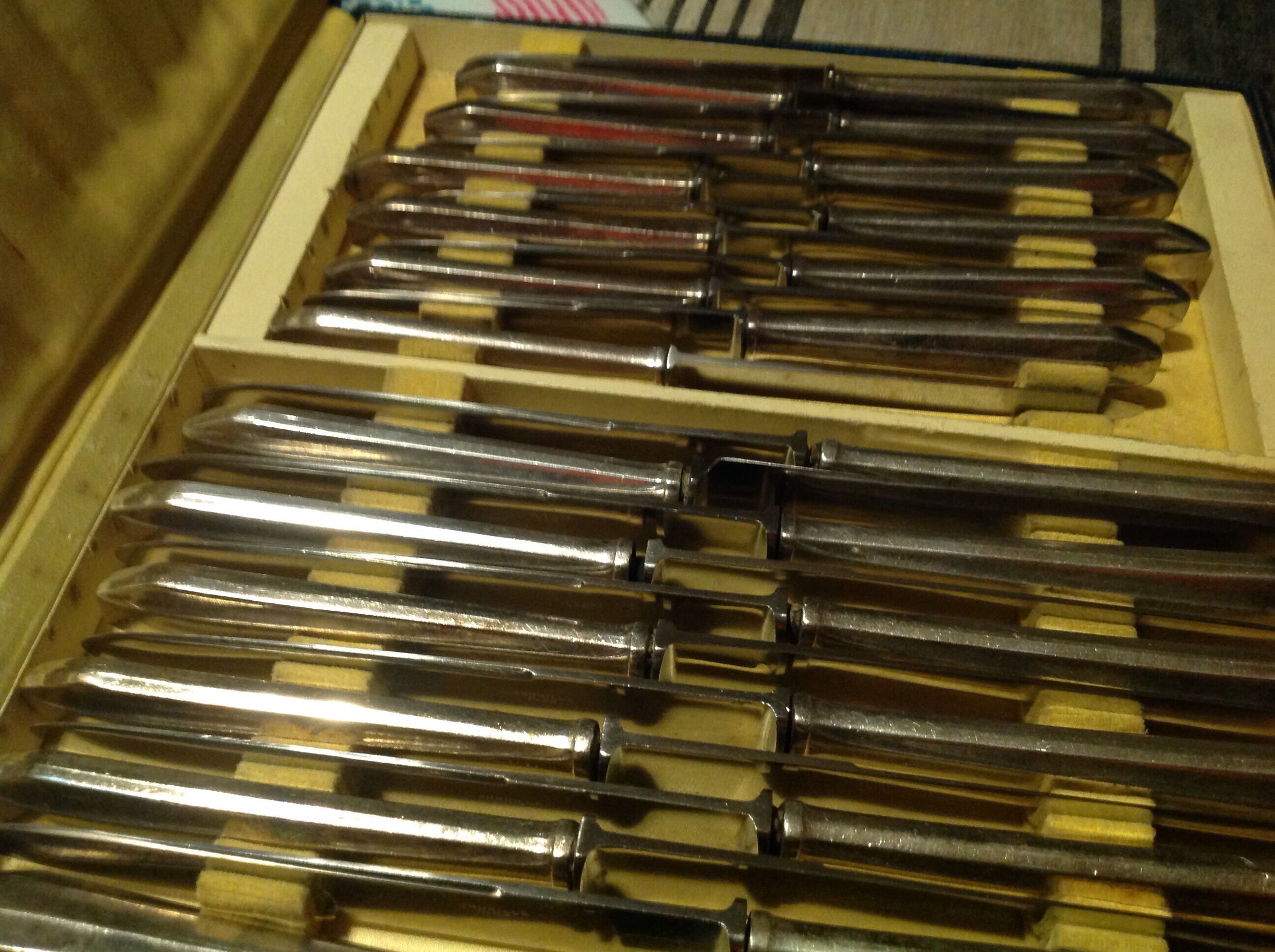 Coffret de 24 couteaux en métal argenté ancien