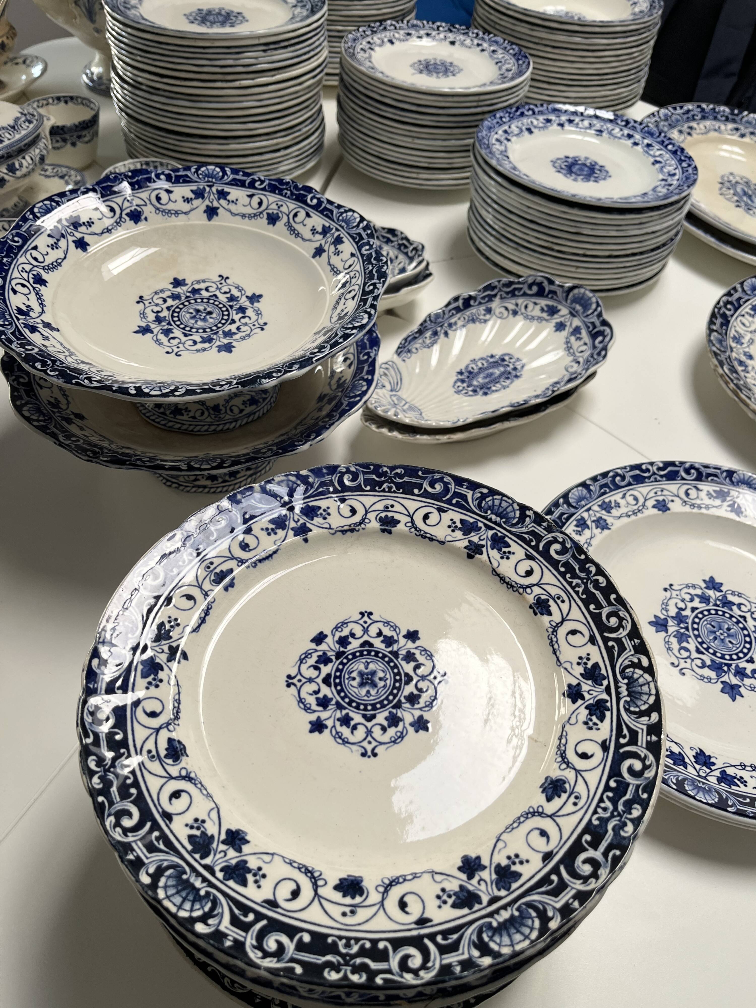 SET OF 12 PLATES - LOUIS XV SERVICE - MANUFACTURER JULES VIEILLARD