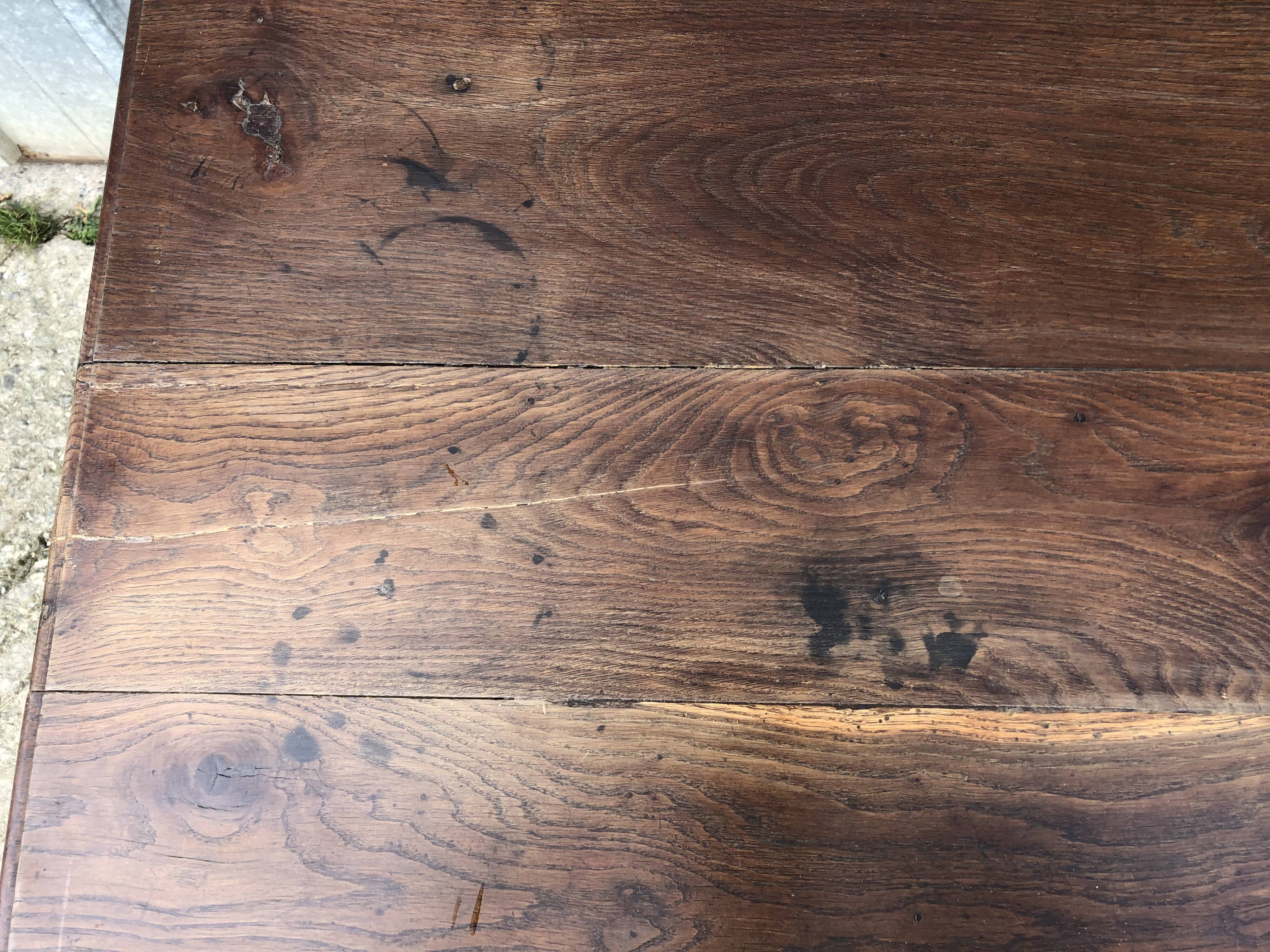 Table ancienne à barre à chat en chêne massif avec 2 tiroirs de face.